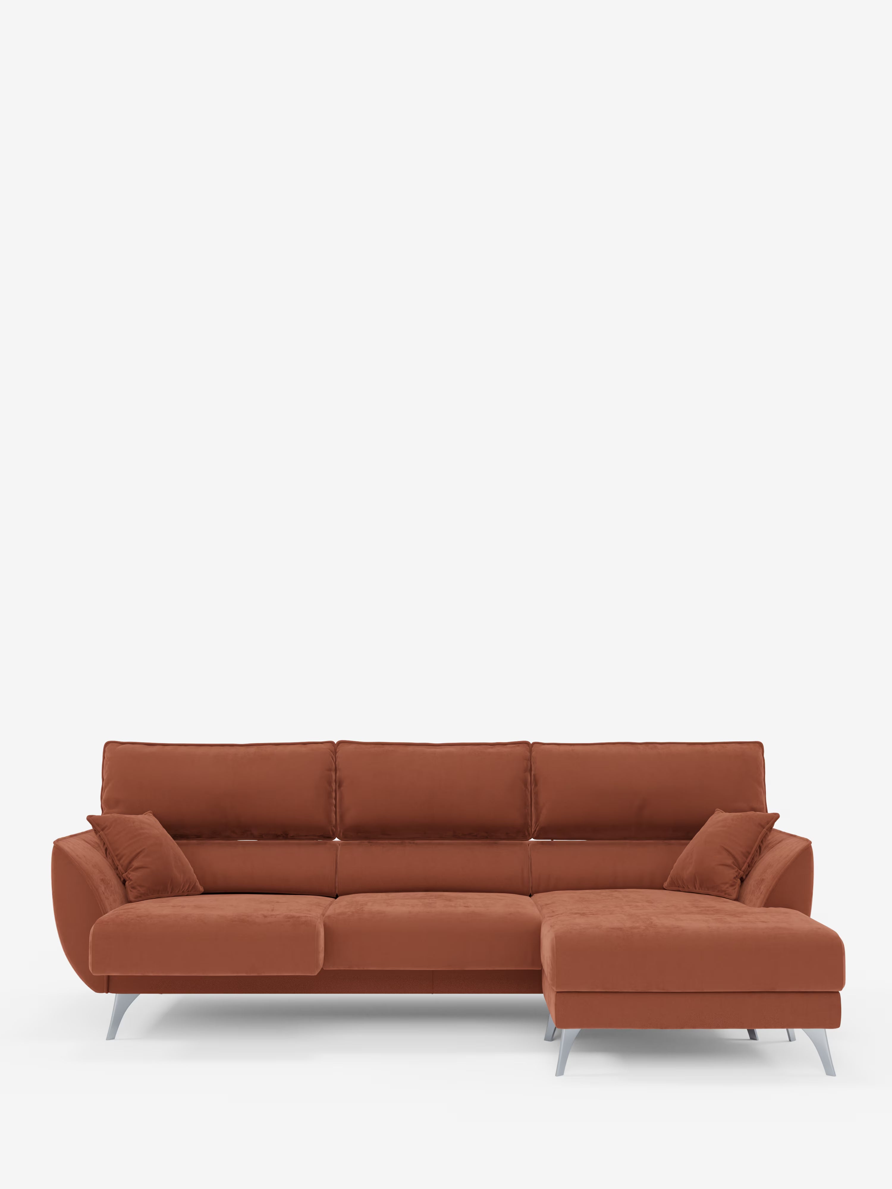 Il divano angolare con penisola e sedute estensibili Michelangelo di Divani.Store è raffigurato su uno sfondo bianco a tinta unita. Questo divano componibile moderno, color ruggine, presenta linee pulite, sottili gambe in metallo, una chaise longue sul lato destro e morbidi cuscini di seduta e schienale. Il design comprende cuscini decorativi coordinati alle due estremità, poggiatesta reclinabili e un raffinato rivestimento in tessuto smacchiabile effetto vellutino T30.