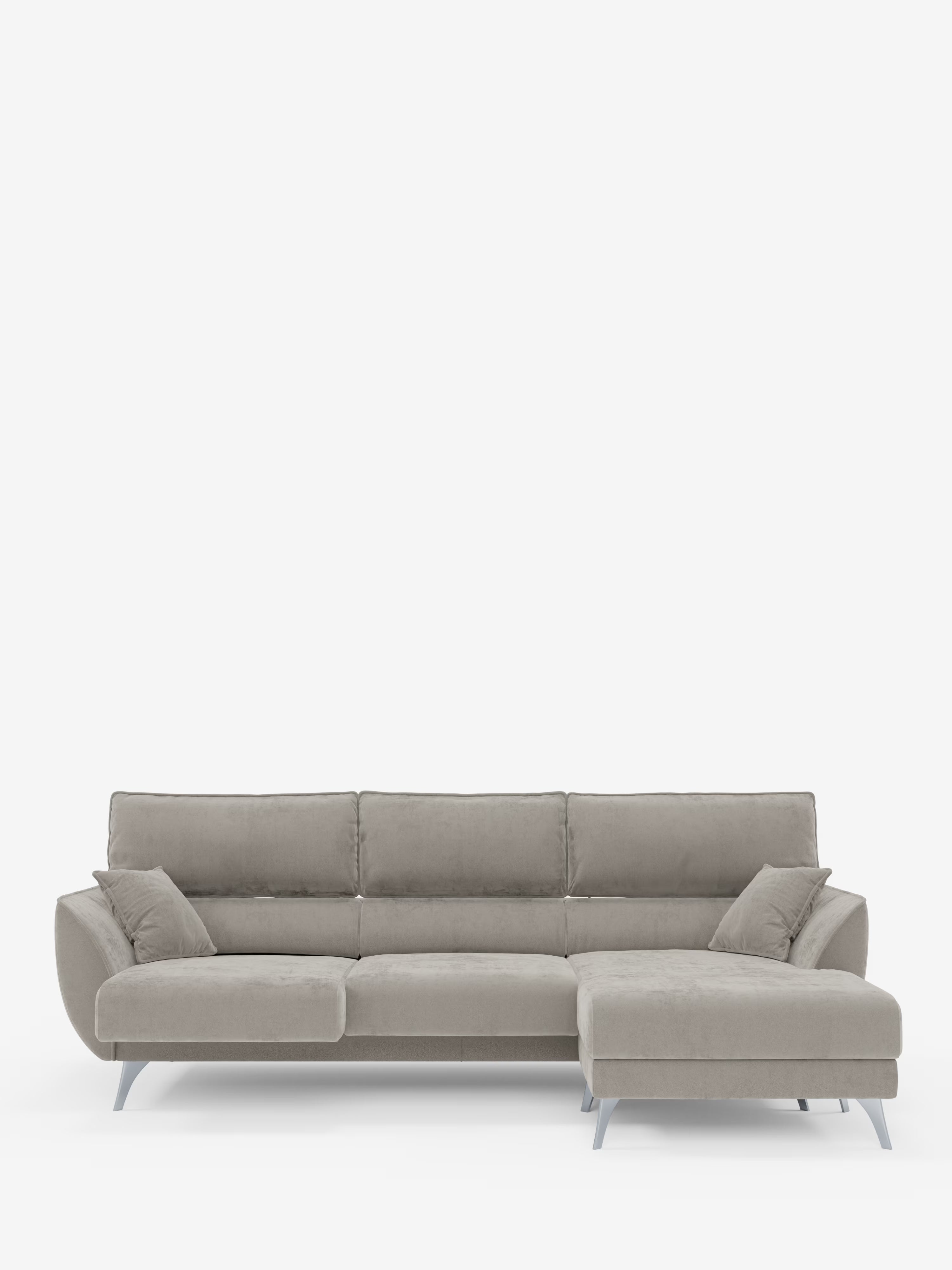 Un divano angolare contemporaneo Michelangelo con penisola e sedute estensibili di Divani.Store, rivestito in raffinato tessuto T30 effetto velluto resistente alle macchie, è posizionato al centro su uno sfondo bianco candido. È dotato di tre cuscini dello schienale, eleganti gambe angolari in metallo e una penisola sul lato destro con chaise longue. Su ciascun bracciolo poggiano due piccoli cuscini quadrati coordinati. L’estetica complessiva è pulita e moderna.