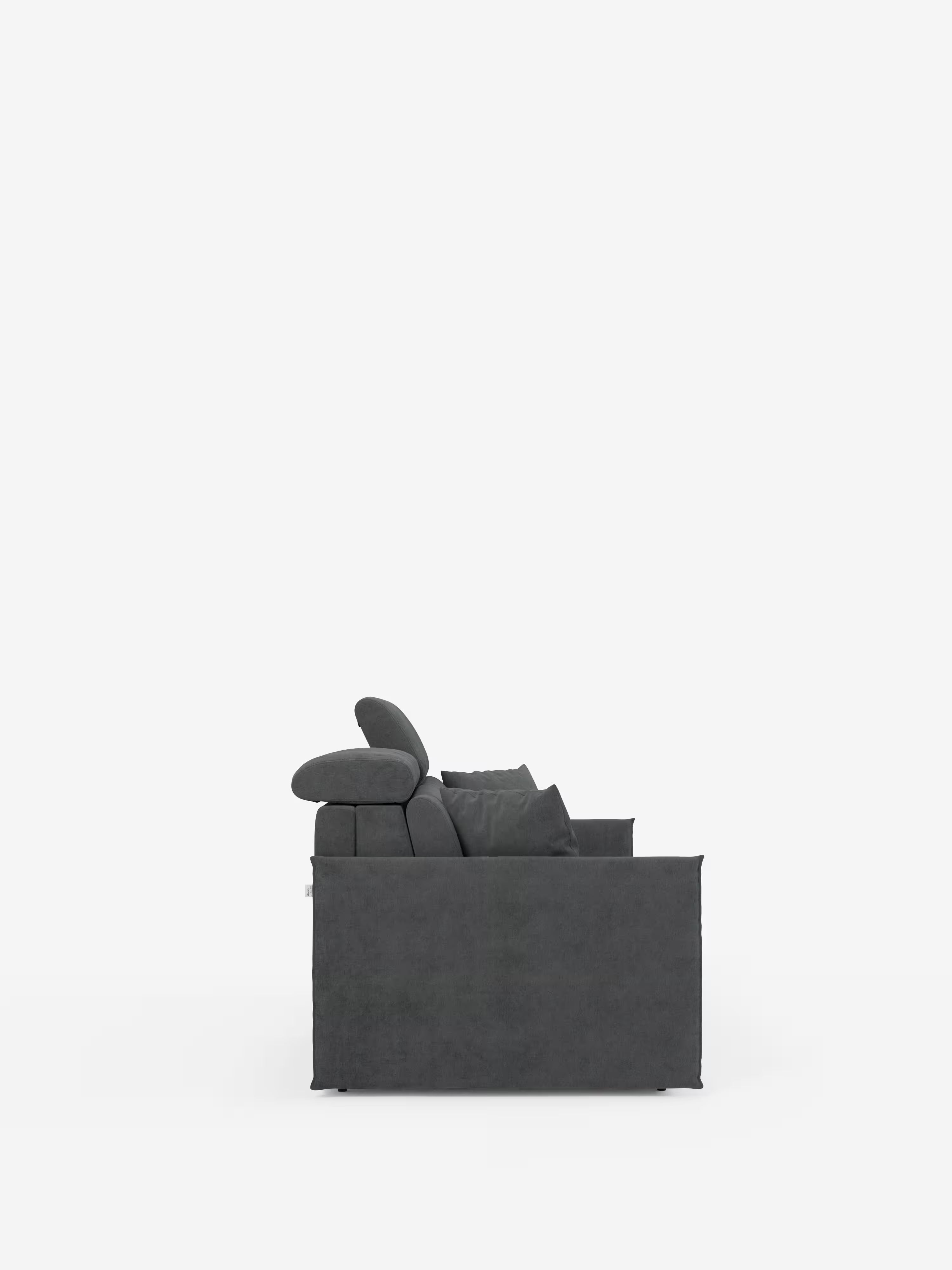 Vista laterale del divano letto Miryam con poggiatesta reclinabili e comfort maxi di Divani.Store, qui presentato in grigio scuro, caratterizzato da un design compatto con poggiatesta reclinabili e cuscini spessi in morbido tessuto T31 resistente alle macchie. Su uno sfondo bianco a tinta unita, la sua forma squadrata e lineare mette in risalto i profili della seduta e dello schienale: perfetto per chi apprezza uno stile minimal contemporaneo.