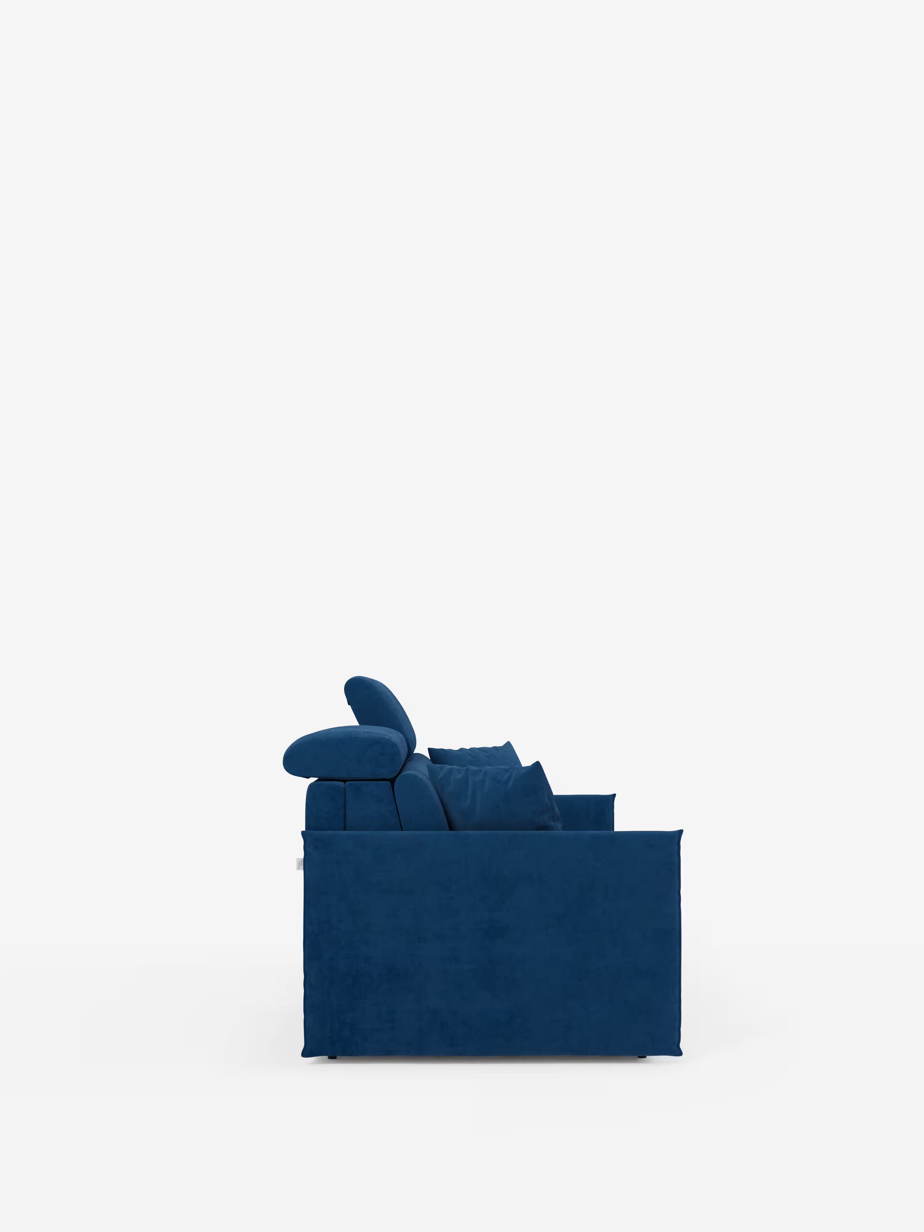 Il divano letto Miryam con poggiatesta reclinabili e comfort maxi di Divani.Store è raffigurato di profilo su uno sfondo bianco a tinta unita. Questo modello compatto, realizzato in morbido tessuto T31 resistente alle macchie, presenta un rivestimento liscio, linee pulite e due cuscini coordinati che ne sottolineano lo stile minimalista contemporaneo e il comfort superiore.