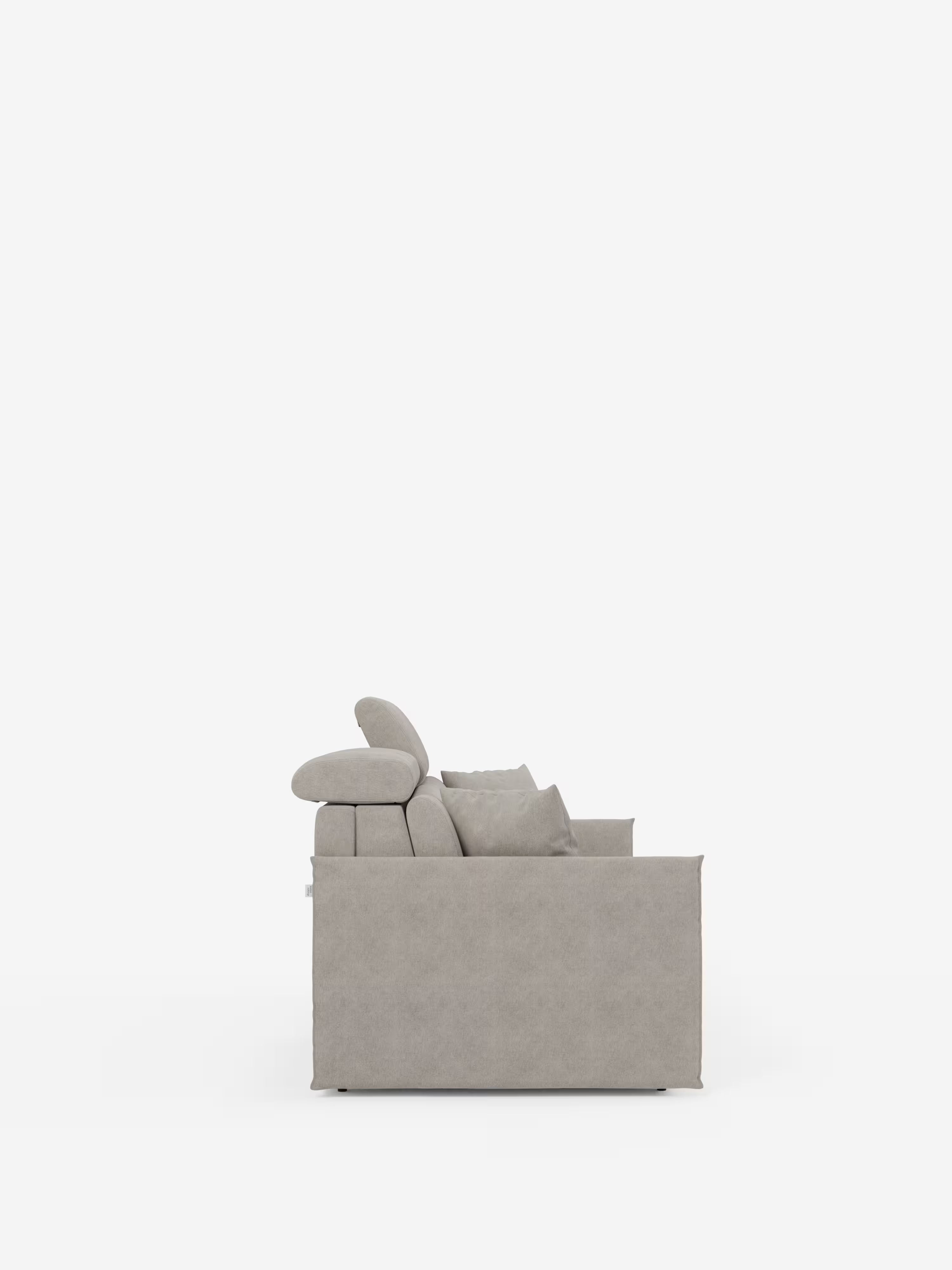 Vista laterale del divano letto Miryam con poggiatesta reclinabili e comfort maxi di Divani.Store, un moderno divano imbottito grigio chiaro realizzato in morbido tessuto smacchiabile T31. Caratterizzato da linee pulite e da un design elegante e squadrato ispirato allo stile minimal contemporaneo, questo divano compatto è dotato di poggiatesta regolabili e cuscini di seduta generosamente imbottiti. Due cuscini quadrati adornano la seduta, il tutto su uno sfondo bianco.