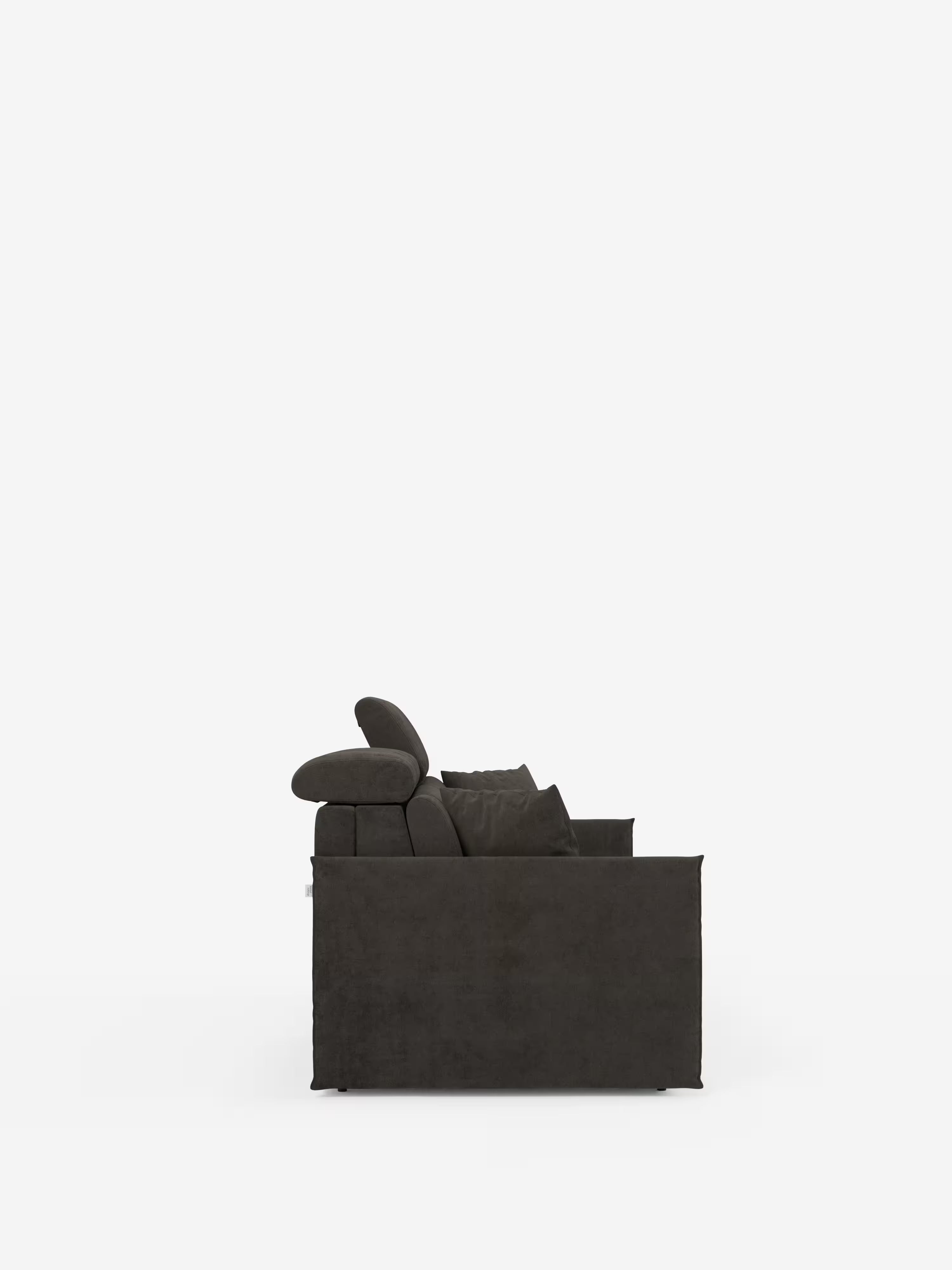 Vista laterale del divano letto Miryam con poggiatesta reclinabili e comfort maxi di Divani.Store, qui raffigurato in grigio scuro con rivestimento in morbido tessuto T31 resistente alle macchie. Il suo design compatto e squadrato, caratterizzato da linee rette e cuscini soffici, incarna alla perfezione uno stile minimalista contemporaneo. L’immagine è minimalista e mette in risalto solo il profilo del divano su uno sfondo bianco uniforme.
