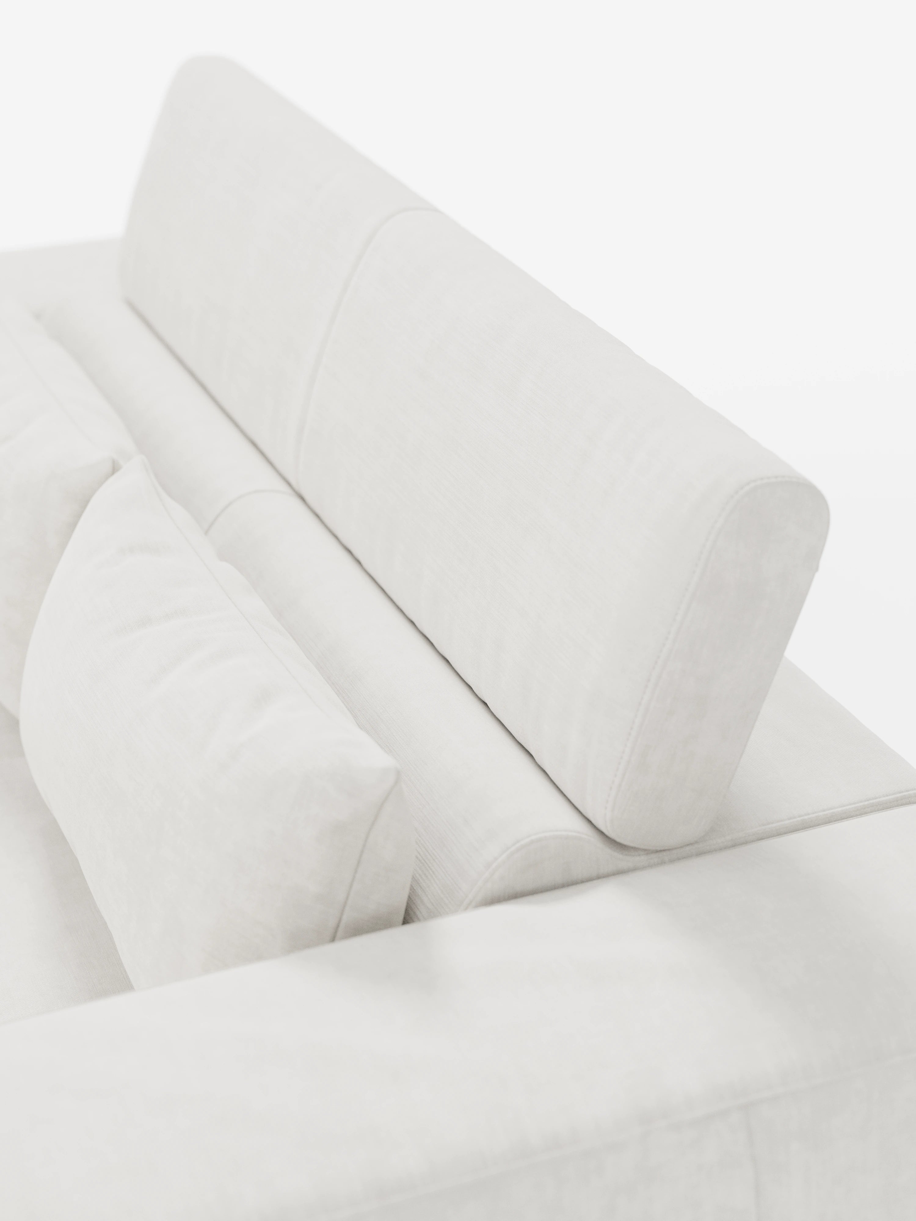 Un primo piano del divano Monarch con funzione relax elettrica per l’allungamento delle sedute e poggiatesta reclinabile di Divani.Store, caratterizzato da cuscini rettangolari dello schienale e della seduta in morbido tessuto T31 resistente alle macchie. L'immagine mette in risalto il design pulito e minimalista dello schienale e dei braccioli con rivestimento testurizzato, ripresi in piena luce su uno sfondo bianco.