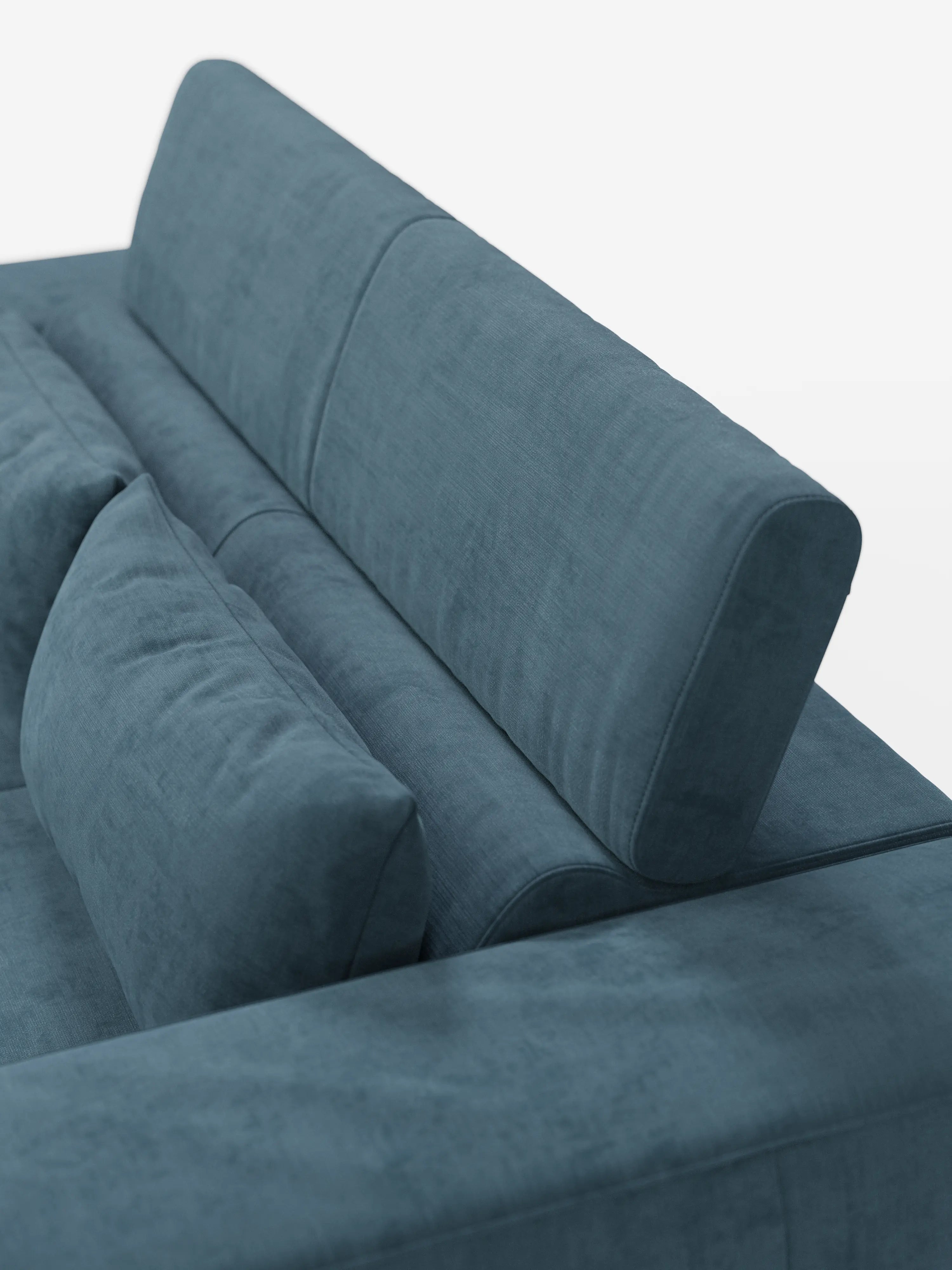 Viene presentato un primo piano del divano Monarch con relax elettrico per l’allungamento delle sedute e poggiatesta reclinabile di Divani.Store, caratterizzato da un rivestimento in tessuto T31 morbido e facile da pulire in una moderna tonalità di blu. L'immagine mette in risalto l'elegante design con schienale inclinato e imbottitura, sottolineandone la morbida consistenza vellutata. Questo divano contemporaneo offre comfort e stile su uno sfondo bianco a tinta unita.