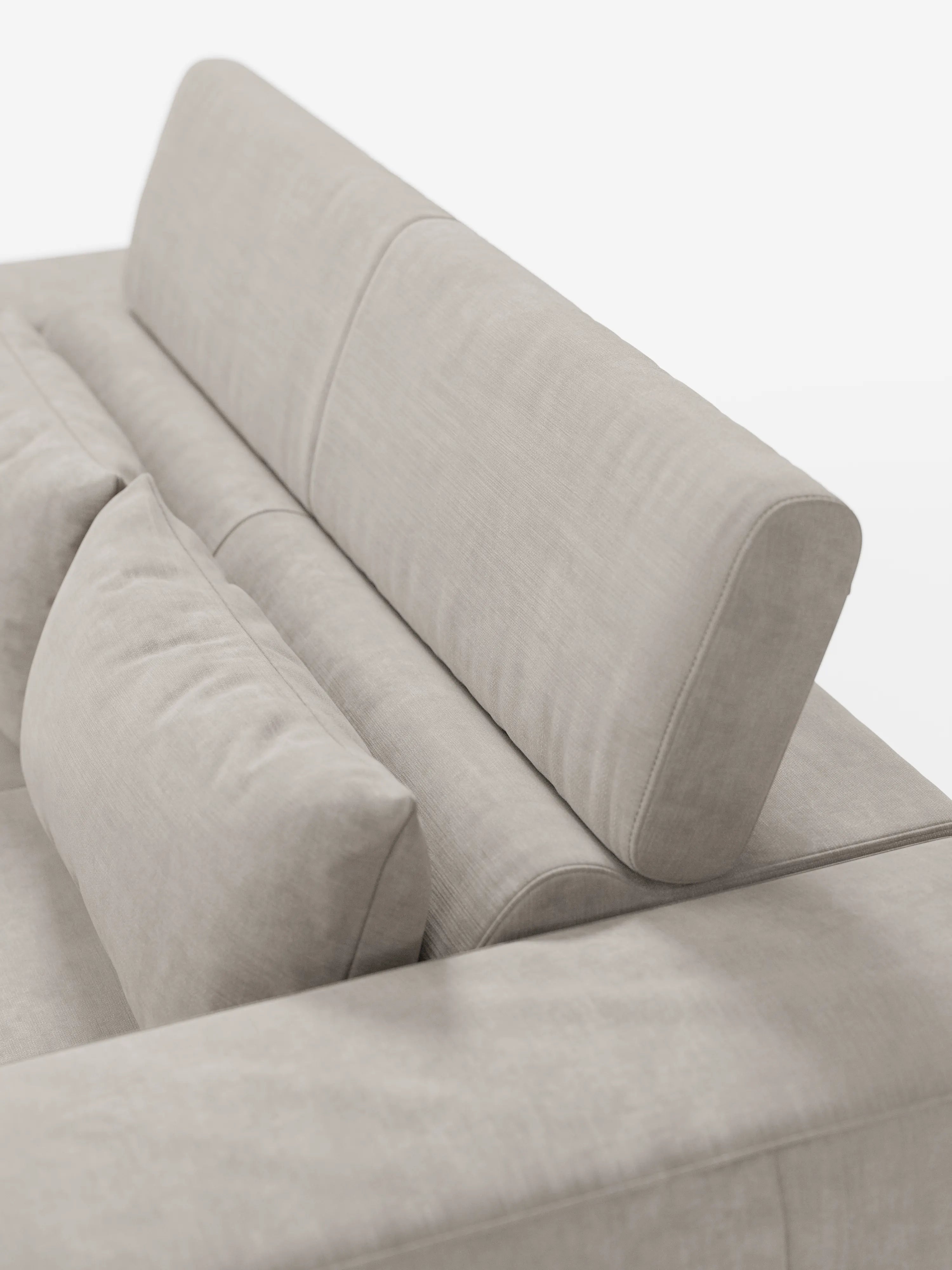 Primo piano del divano Monarch con funzione relax elettrica per l’allungamento delle sedute e poggiatesta reclinabile in morbido tessuto smacchiabile T31 di Divani.Store, che mette in risalto il poggiatesta regolabile, lo schienale avvolgente e il cuscino coordinato. Le linee pulite e il morbido tessuto beige ne sottolineano l’estetica minimalista e contemporanea sullo sfondo bianco.