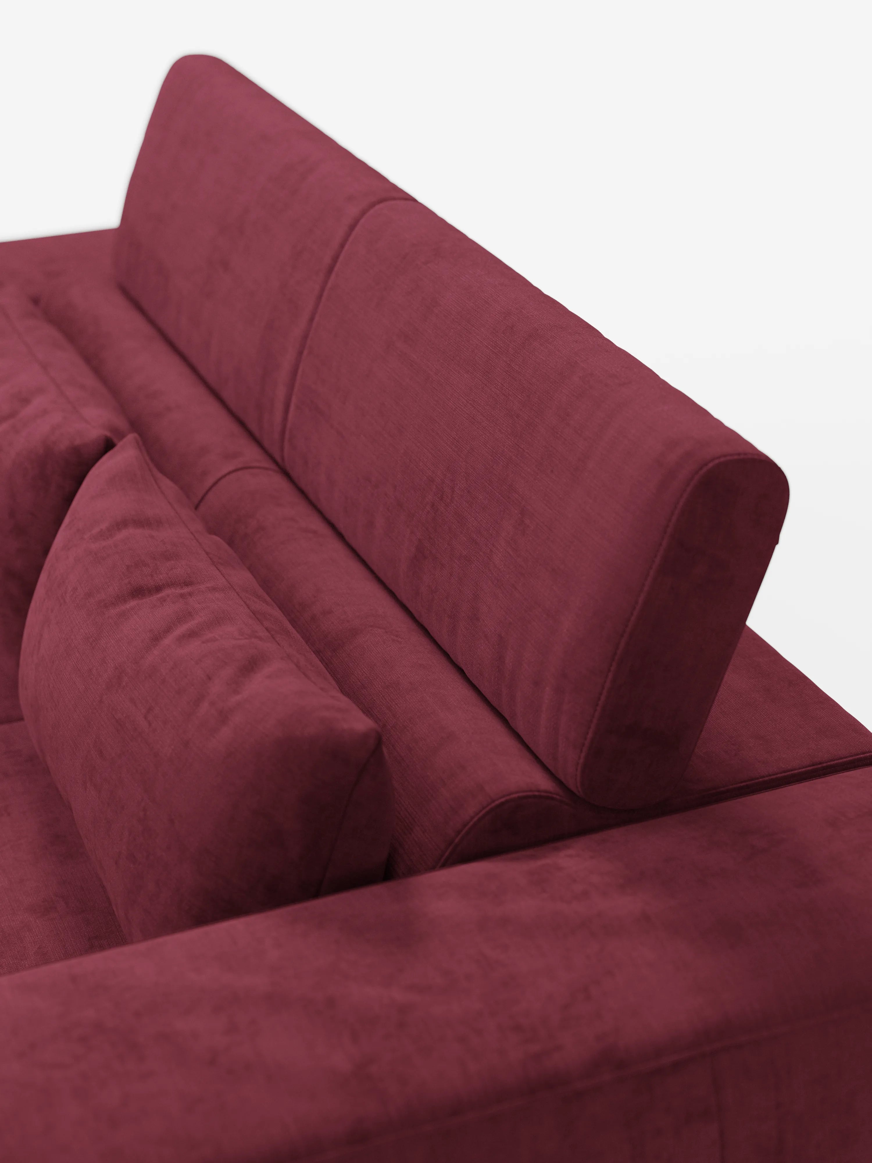 Un primo piano del divano Monarch con relax elettrico di Divani.Store ne mette in risalto la silhouette elegante e moderna in un intenso color bordeaux. L'immagine mette in risalto lo schienale regolabile, il poggiatesta reclinabile e un unico morbido cuscino, tutti rivestiti in morbido tessuto T31 resistente alle macchie. Sullo sfondo bianco a tinta unita, l'attenzione è tutta rivolta al colore raffinato e alle linee eleganti del divano.