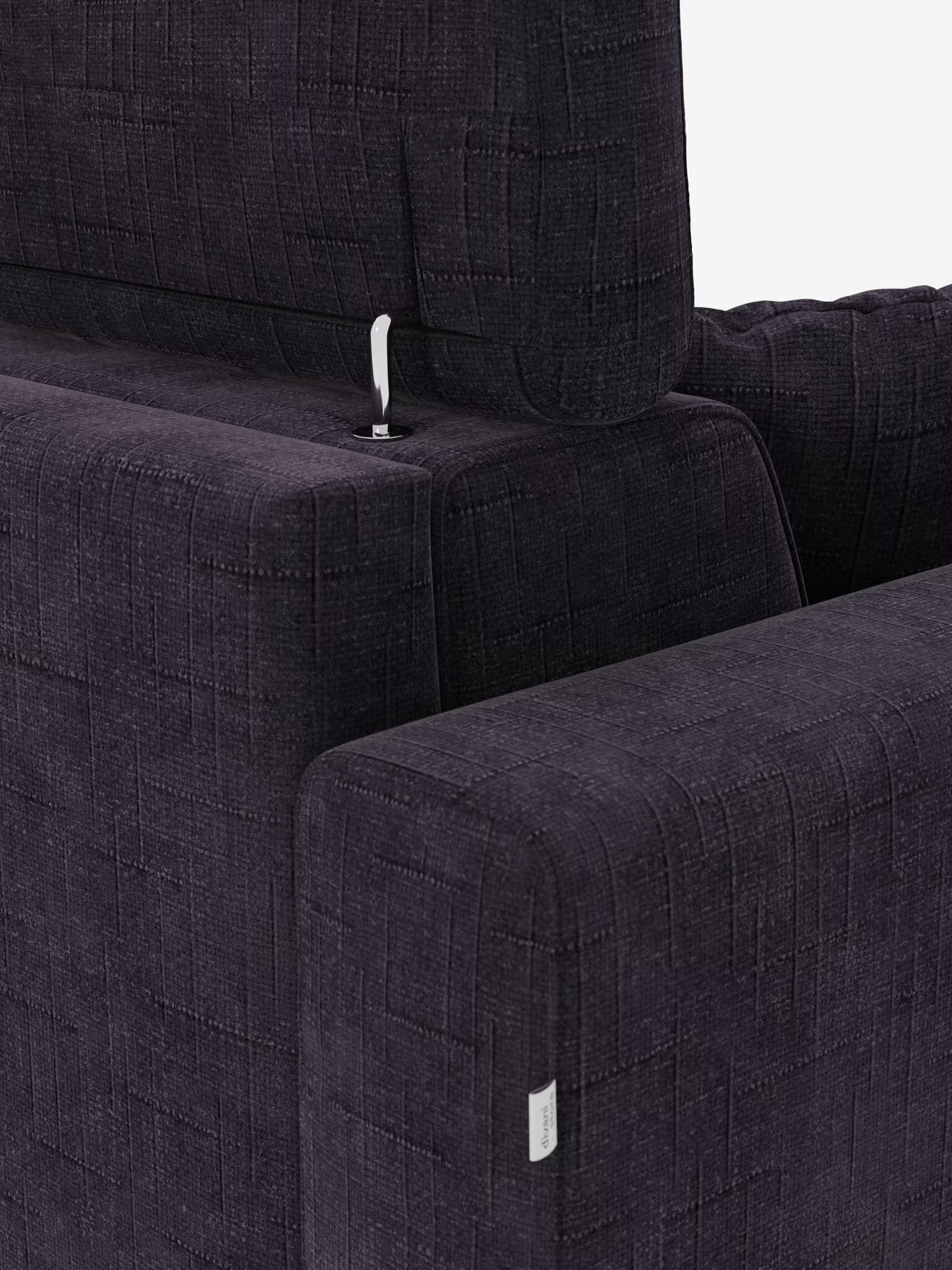 Primo piano del divano letto matrimoniale Pegaso di Divani.Store, rivestito in tessuto jacquard T22 scuro e antimacchia con un delicato motivo a griglia. L'immagine mette in risalto lo schienale e i braccioli dal design moderno, con la leva di reclinazione in metallo a vista, oltre a una piccola etichetta bianca fissata al bracciolo. Lo sfondo è bianco a tinta unita.