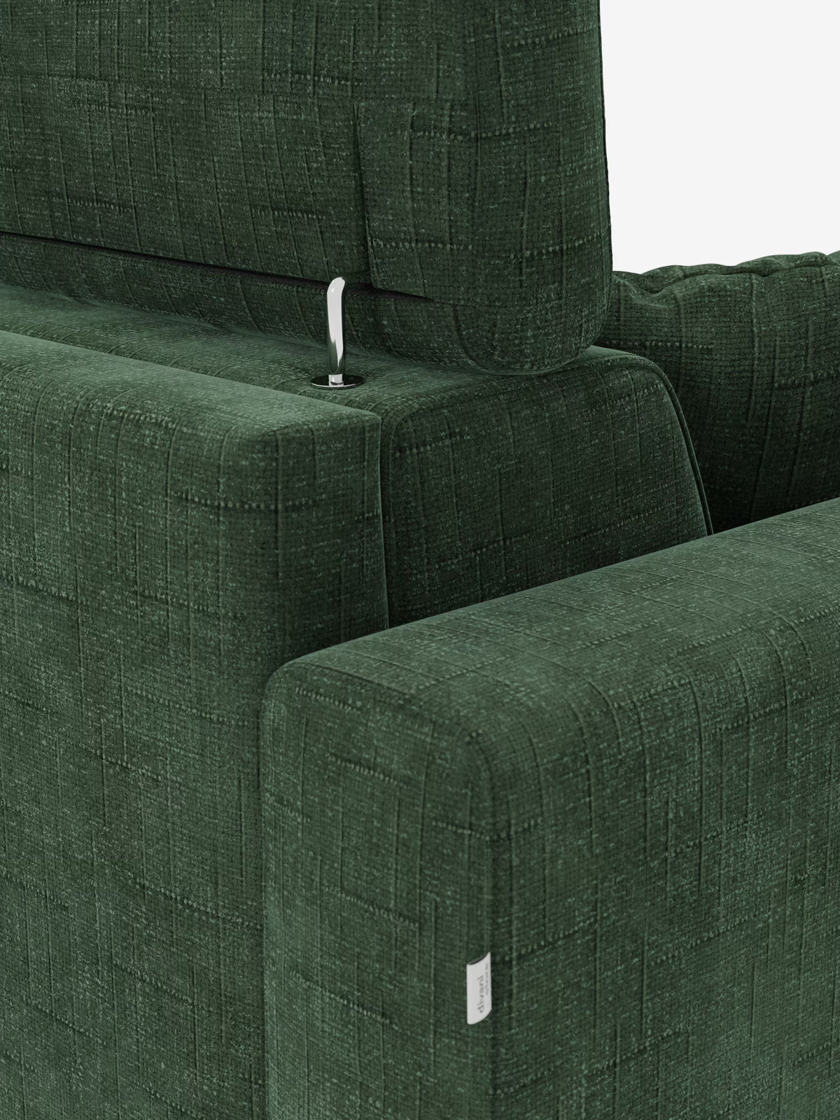 Primo piano di un divano letto matrimoniale Pegaso verde di Divani.Store, rivestito in tessuto jacquard smacchiabile T22 con trama a griglia. Il design moderno si caratterizza per le linee pulite e include poggiatesta reclinabili regolabili con cerniere metalliche a vista. Una piccola etichetta in tessuto bianco è applicata al bracciolo, il tutto su uno sfondo bianco.