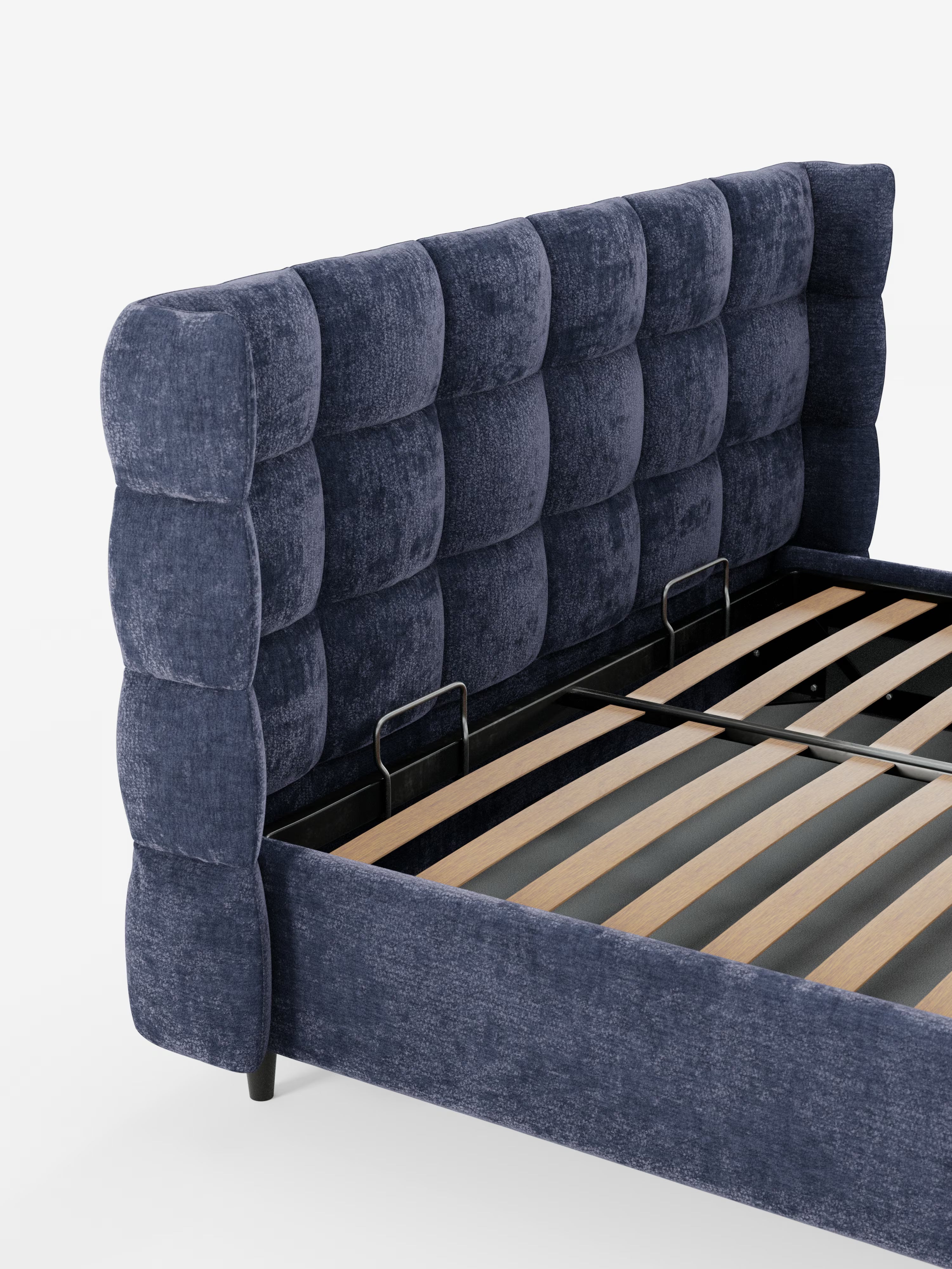 Il letto imbottito RAGNAR con contenitore e testiera capitonné avvolgente di Letti.store è un elegante letto rivestito in velluto blu scuro, caratterizzato da un’alta testiera capitonné avvolgente e da doghe orizzontali in legno per il sostegno del materasso, realizzato con tessuto certificato Oeko-Tex® e presentato su uno sfondo bianco a tinta unita.