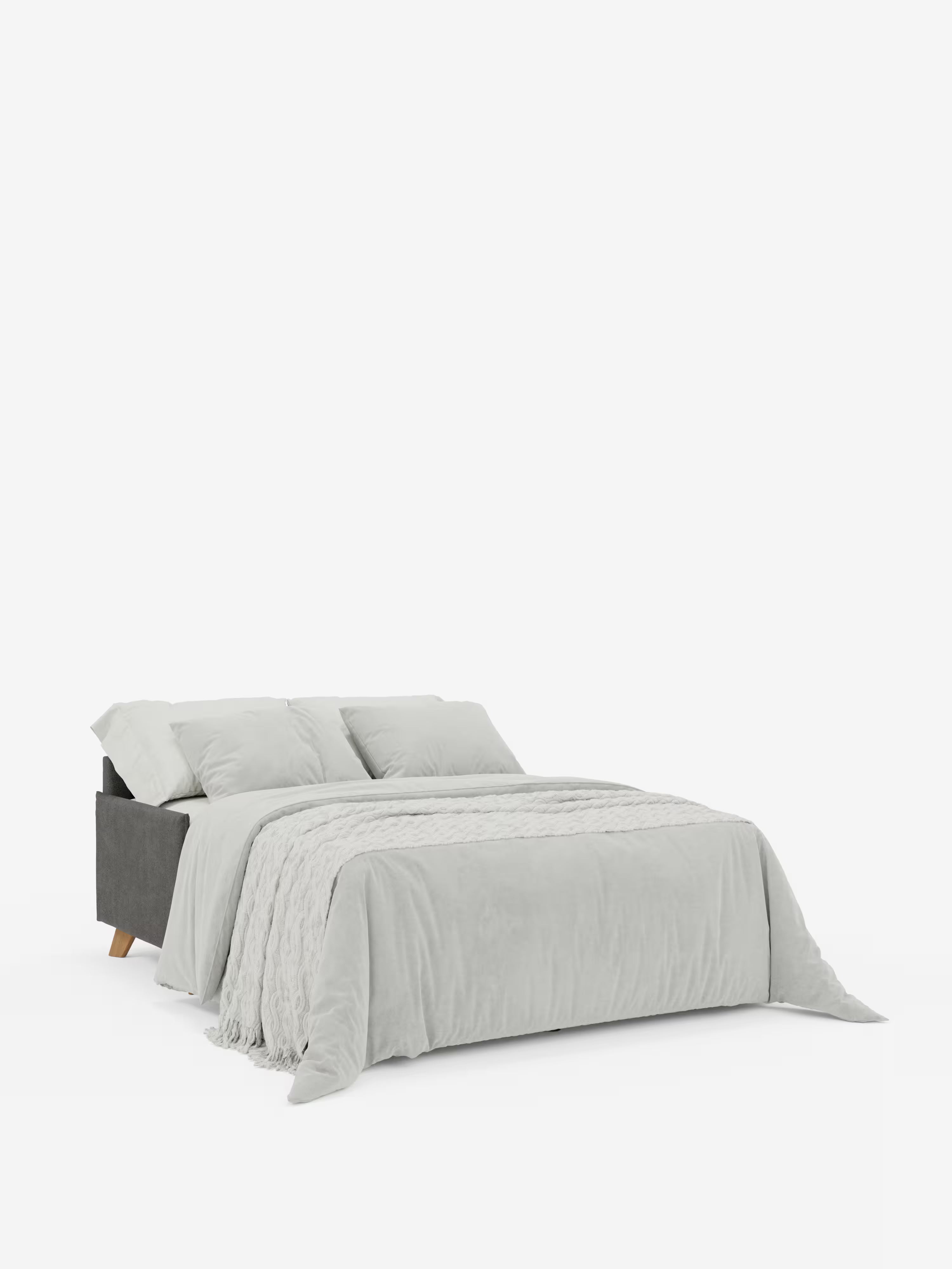 Il divano letto matrimoniale Sole dal design compatto di Divani.Store, dotato di poggiatesta reclinabili e rivestimento in tessuto T23 antimacchia completamente sfoderabile, è qui raffigurato nella versione estesa a letto. È abbinato a una coperta grigio chiaro, cuscini coordinati e un plaid testurizzato, il tutto su uno sfondo bianco minimalista.