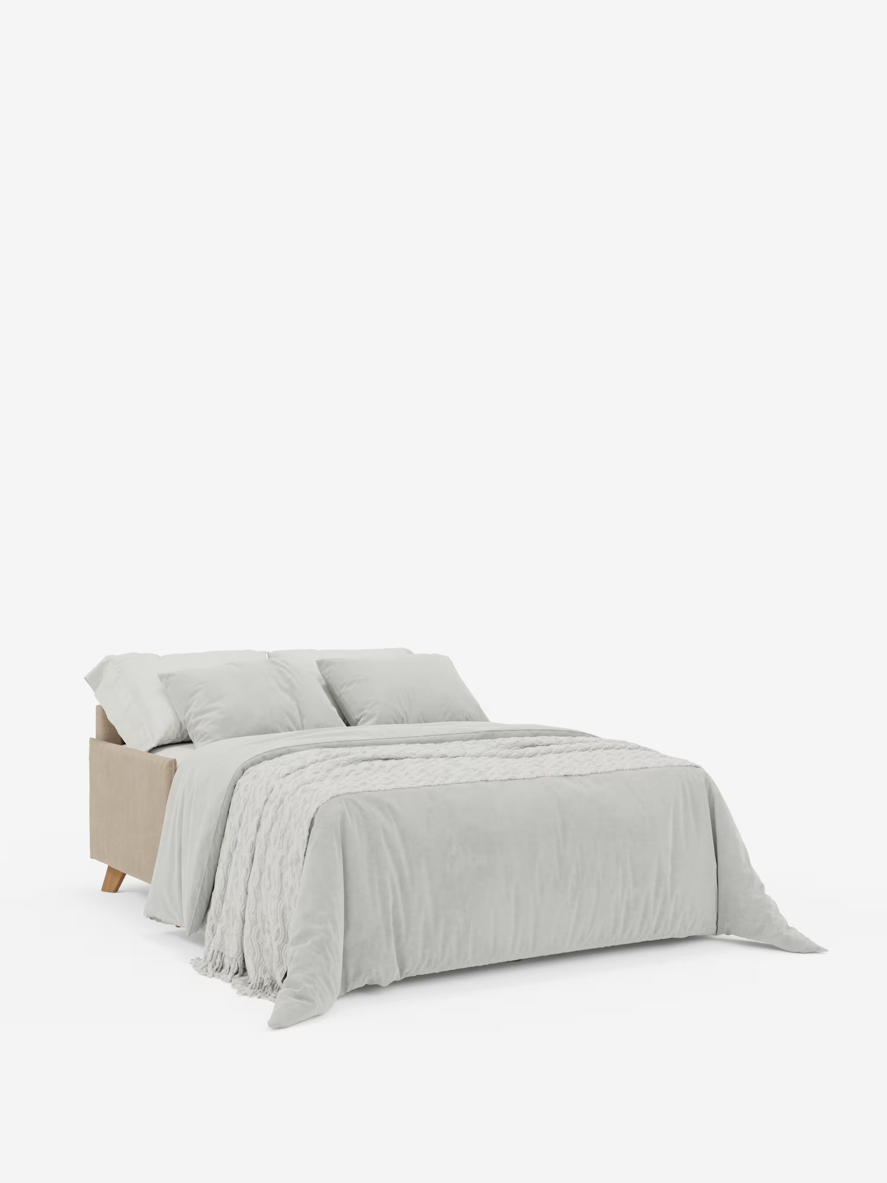 Il divano letto matrimoniale Sole di Divani.Store — un divano letto dal design compatto con poggiatesta reclinabili e rivestimento in tessuto T23 beige, completamente sfoderabile e resistente alle macchie — è aperto in modalità letto, con biancheria da letto grigio chiaro, due cuscini e un copriletto testurizzato, il tutto su uno sfondo bianco a tinta unita.