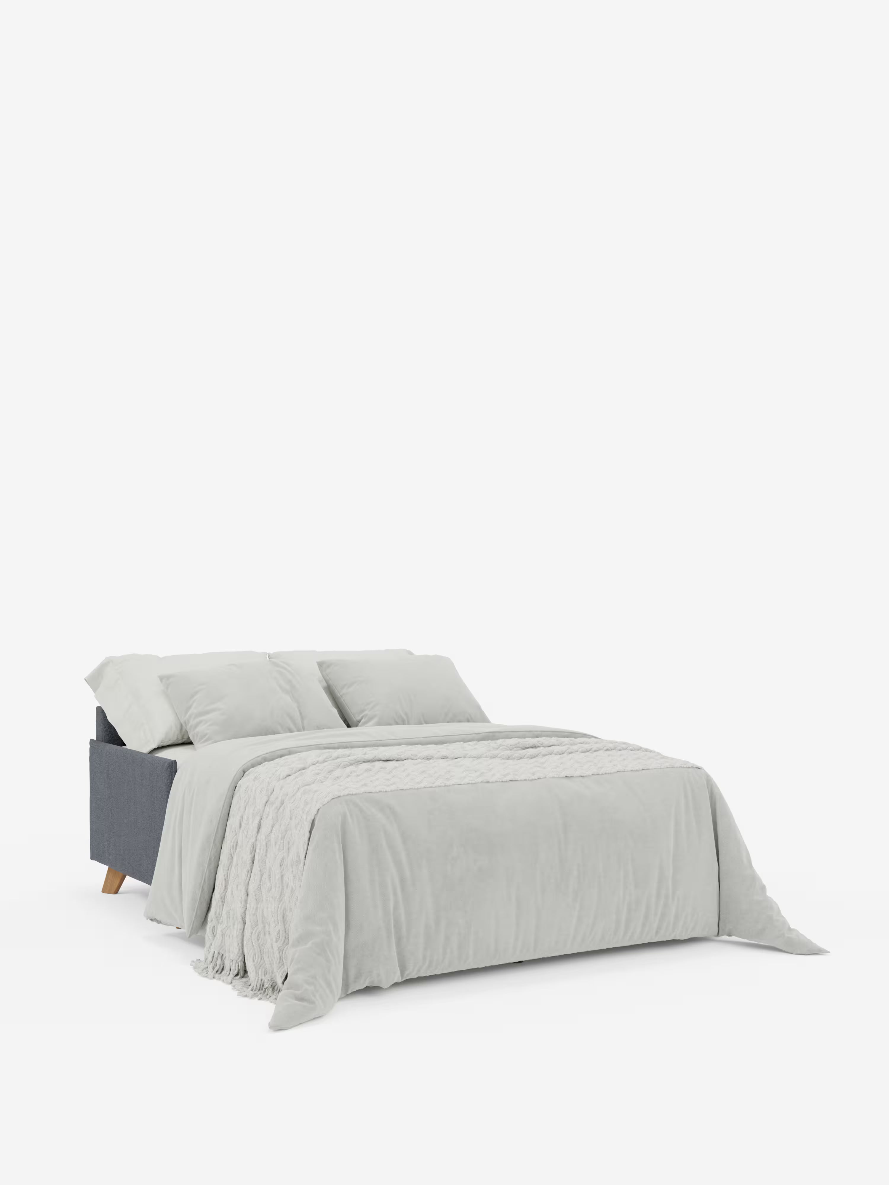 Il divano letto matrimoniale Sole di Divani.Store presenta un design compatto con rivestimento in tessuto T23 grigio antimacchia e poggiatesta regolabili. Una volta trasformato in letto, è arredato con biancheria da letto grigio chiaro e due cuscini, il tutto completato da una coperta testurizzata. Il letto, rifatto con cura, fa da contrappunto a uno sfondo bianco a tinta unita.