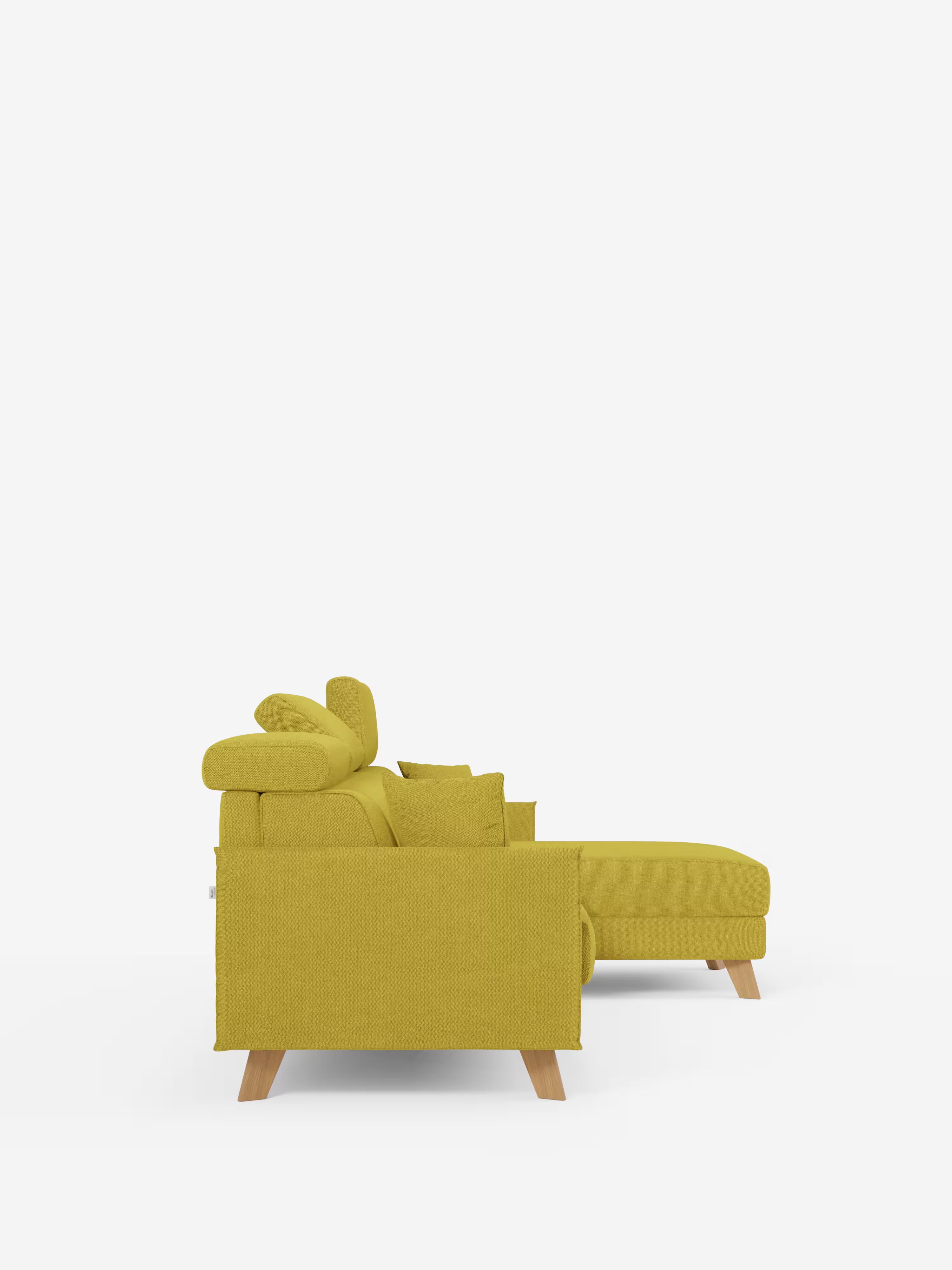 Il divano letto matrimoniale angolare con penisola contenitore e poggiatesta reclinabili "Sole" di Divani.Store è presentato in tessuto T23 giallo senape, resistente alle macchie. Raffigurato di profilo su uno sfondo bianco, questo divano moderno presenta gambe in legno, una chaise longue abbinata con contenitore integrato e poggiatesta alti regolabili. I cuscini decorativi abbinati sono disposti con cura per esaltarne l’elegante stile scandinavo, caratterizzato da linee pulite e design funzionale.