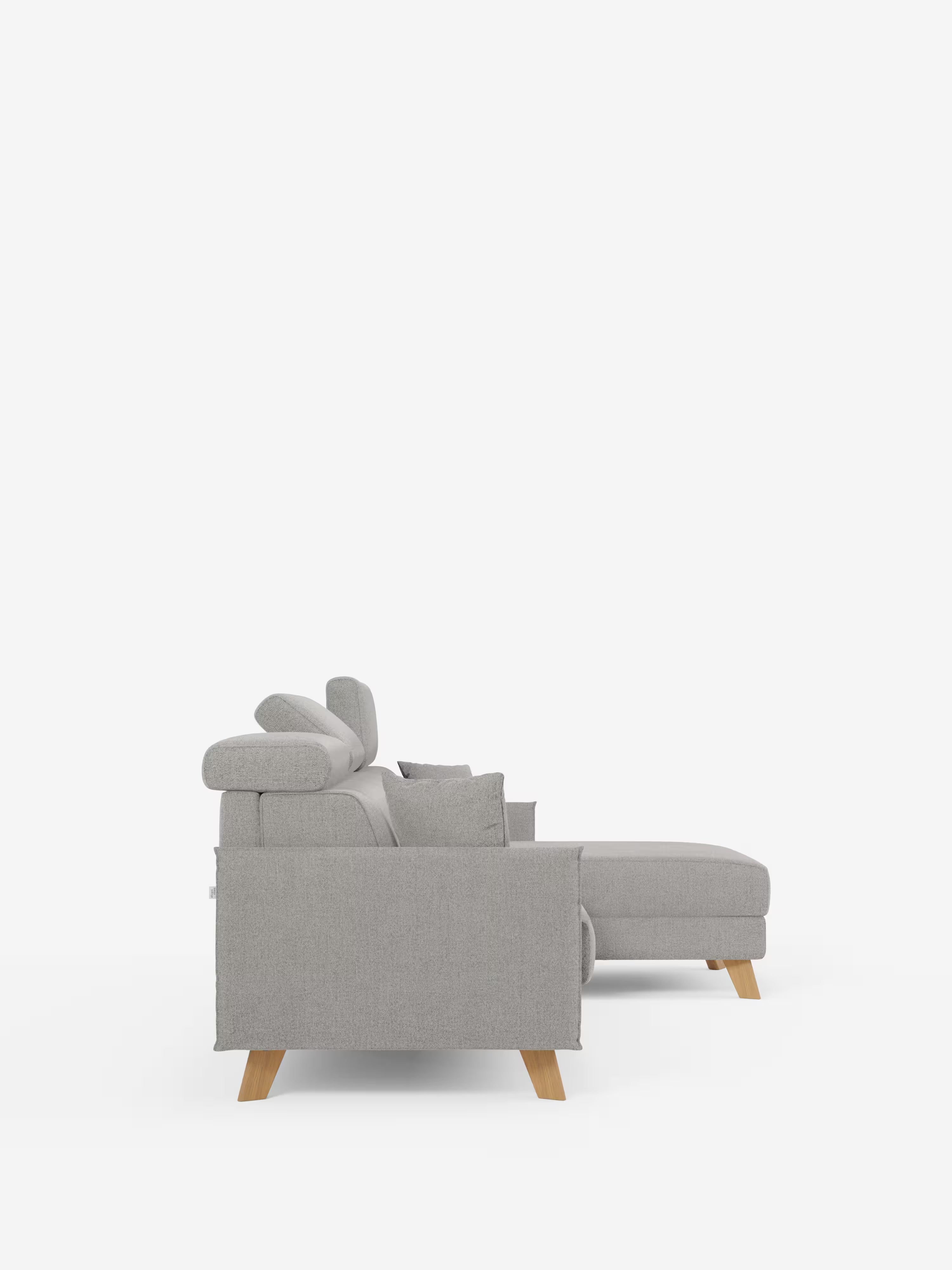 Un divano letto matrimoniale angolare contemporaneo di colore grigio chiaro “Sole Divano letto matrimoniale angolare con penisola contenitore e poggiatesta reclinabili - tessuto smacchiabile T23” di Divani.Store, caratterizzato da gambe angolari in legno, due cuscini quadrati per lo schienale e poggiatesta regolabili. Raffigurato di profilo su uno sfondo bianco a tinta unita, questo divano letto componibile in stile scandinavo comprende una chaise longue rivolta verso destra con vano contenitore integrato.