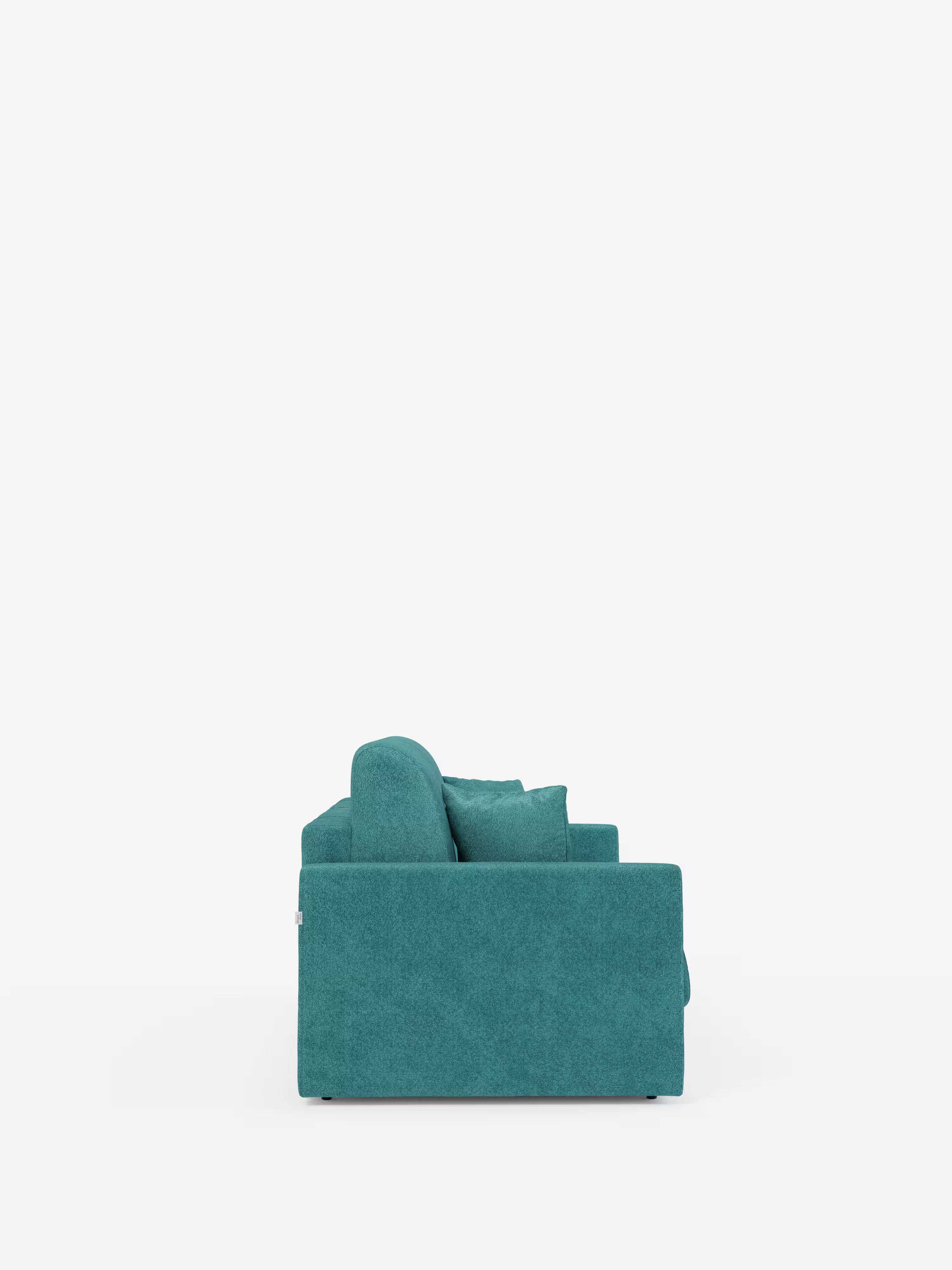 Vista laterale del divano letto Tommy Divano a 2 e 3 posti matrimoniale di Divani.Store, rivestito in tessuto T33 color verde acqua, resistente alle macchie e simile al cotone. Il divano presenta una silhouette squadrata con schienale e seduta imbottiti, braccioli arrotondati e un design moderno e minimalista, senza gambe a vista né elementi decorativi. Il rivestimento è completamente sfoderabile per facilitare la pulizia.