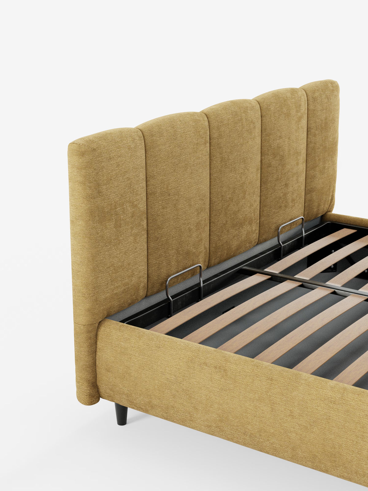 Un primo piano del letto imbottito ARKAM con contenitore e testiera a lavorazione verticale di Letti.store, rivestito in tessuto giallo senape certificato Oeko-Tex®. L’immagine mette in risalto la testiera alta e segmentata verticalmente e le doghe in legno posizionate su una base in metallo nero. Caratterizzato da un design minimalista con angoli arrotondati e gambe nere inclinate, il letto è raffigurato senza materasso.