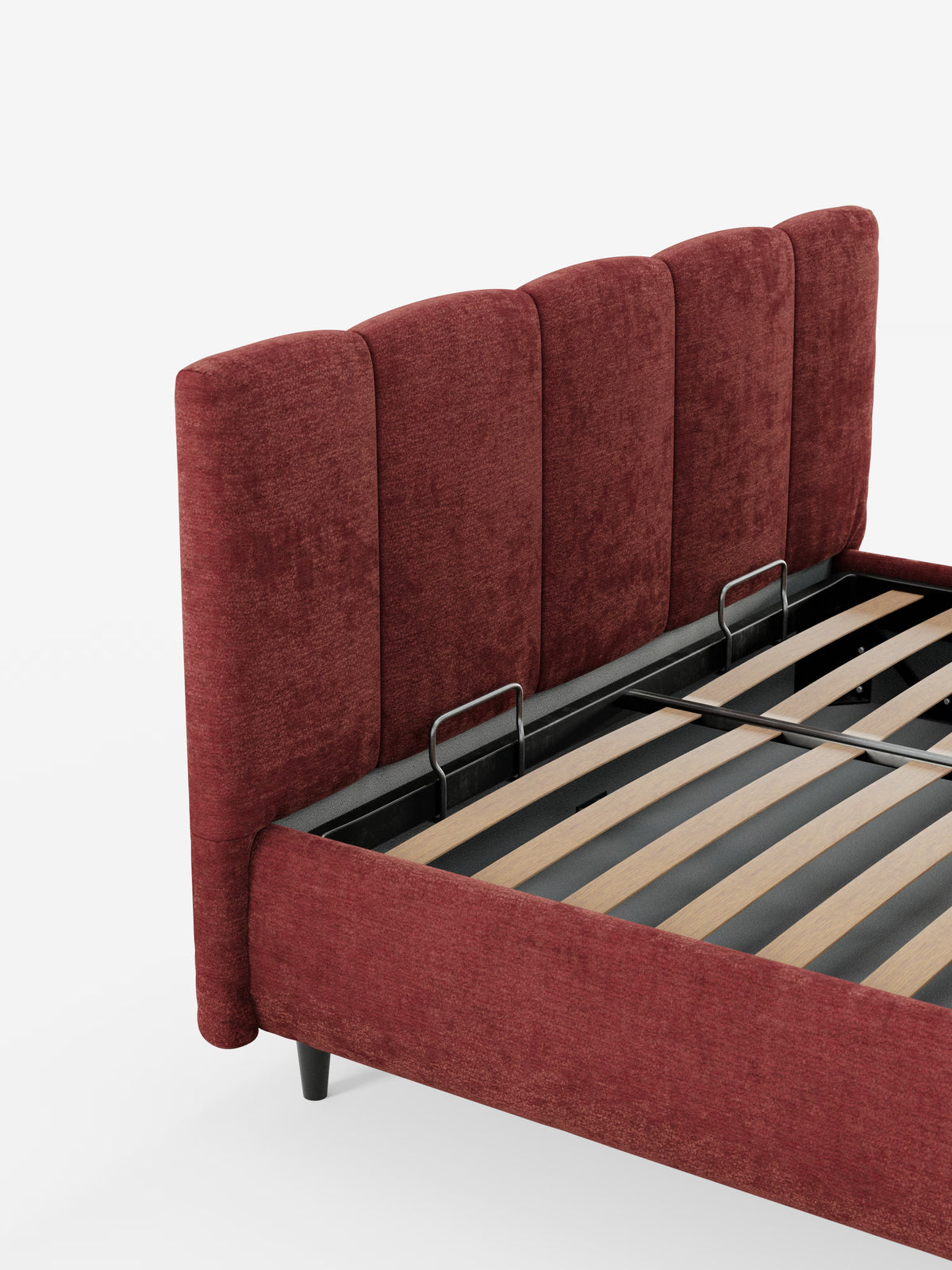 Un moderno letto imbottito ARKAM con contenitore di Letti.store, caratterizzato da una testiera alta con cuciture verticali in tessuto rosso intenso certificato Oeko-Tex®. Questo letto in stile shabby chic presenta doghe in legno e supporti in metallo nero, con rivestimento rosso coordinato sulla base, il tutto su uno sfondo bianco a tinta unita.