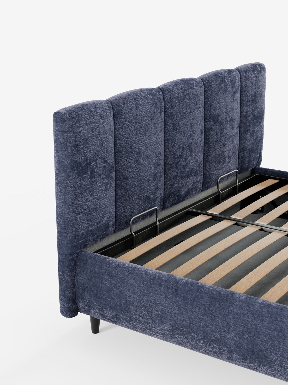 Vi presentiamo il letto imbottito con contenitore ARKAM di Letti.store: questo letto in stile shabby chic presenta una testiera con eleganti cuciture verticali, realizzata in tessuto certificato Oeko-Tex®. Il suo design elegante e contemporaneo è completato da una struttura parzialmente visibile che comprende robuste doghe in legno e una solida struttura portante in metallo.