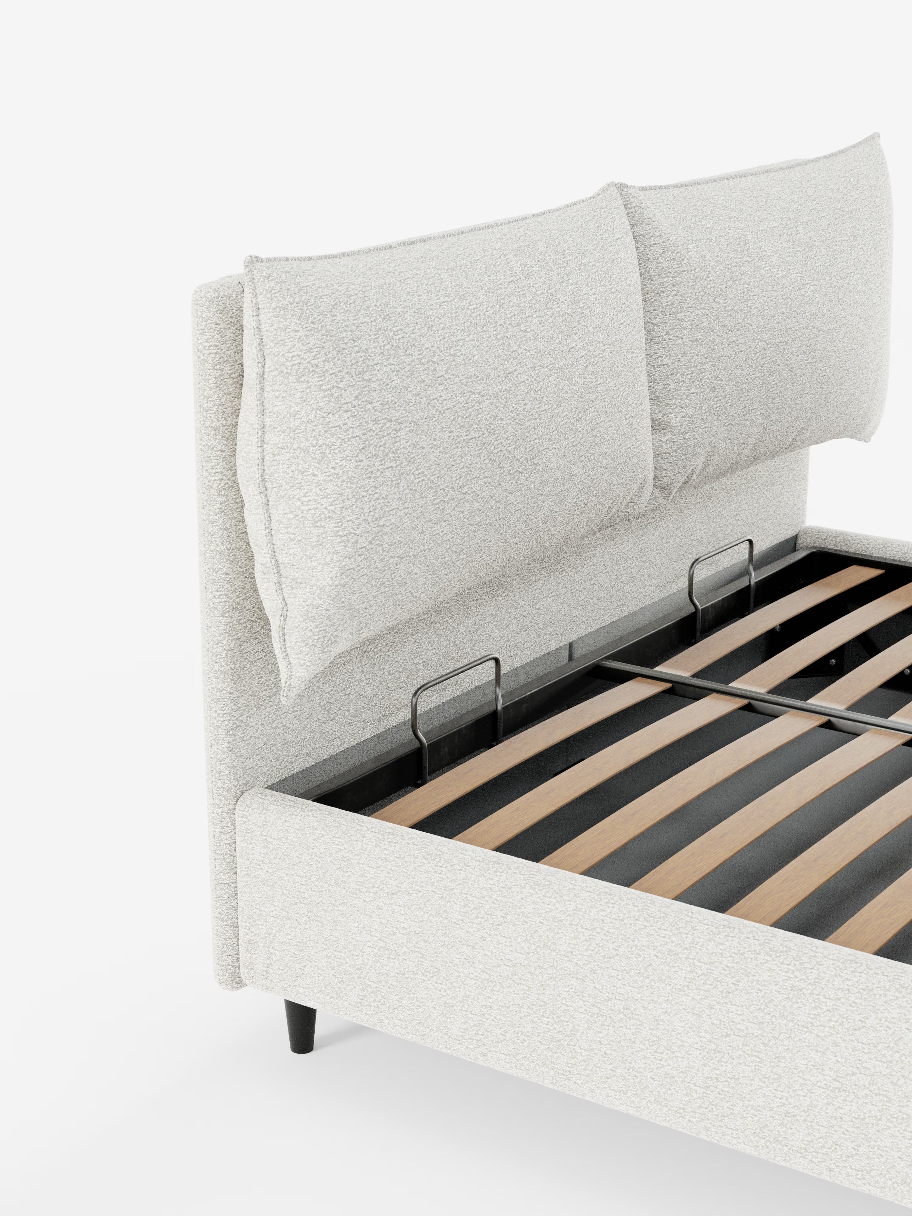 Un letto imbottito ZAYRON parzialmente assemblato, con contenitore e morbidi cuscini regolabili, realizzato da Letti.store, caratterizzato da una testiera alta e imbottita con due morbidi cuscini regolabili. La struttura moderna del letto presenta doghe in legno a vista e barre di sostegno in metallo, mentre il rivestimento in tessuto grigio chiaro certificato Oeko-Tex® aggiunge un tocco di eleganza. Il letto poggia su gambe nere ed è esposto su uno sfondo bianco a tinta unita.