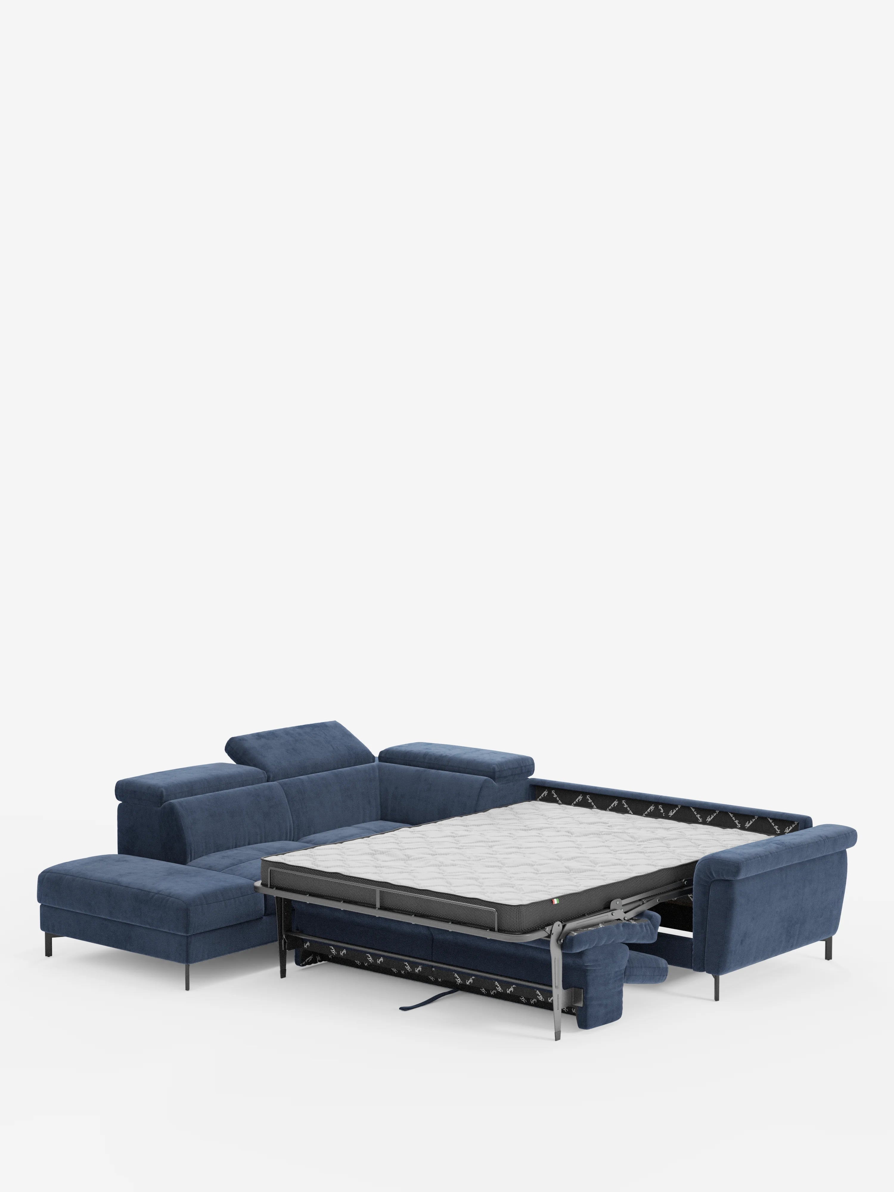 Il divano letto angolare Capri di Divani.Store è qui presentato in un vivace tessuto vellutino smacchiabile blu, con una chaise longue sul lato sinistro e il letto estraibile completamente aperto. Il materasso T30 ad alte prestazioni e la robusta struttura sono chiaramente visibili, mettendo in risalto la versatile funzione letto di questo design moderno. Con i poggiatesta regolabili, questo divano letto angolare spicca sullo sfondo bianco, bilanciando perfettamente stile e funzionalità.