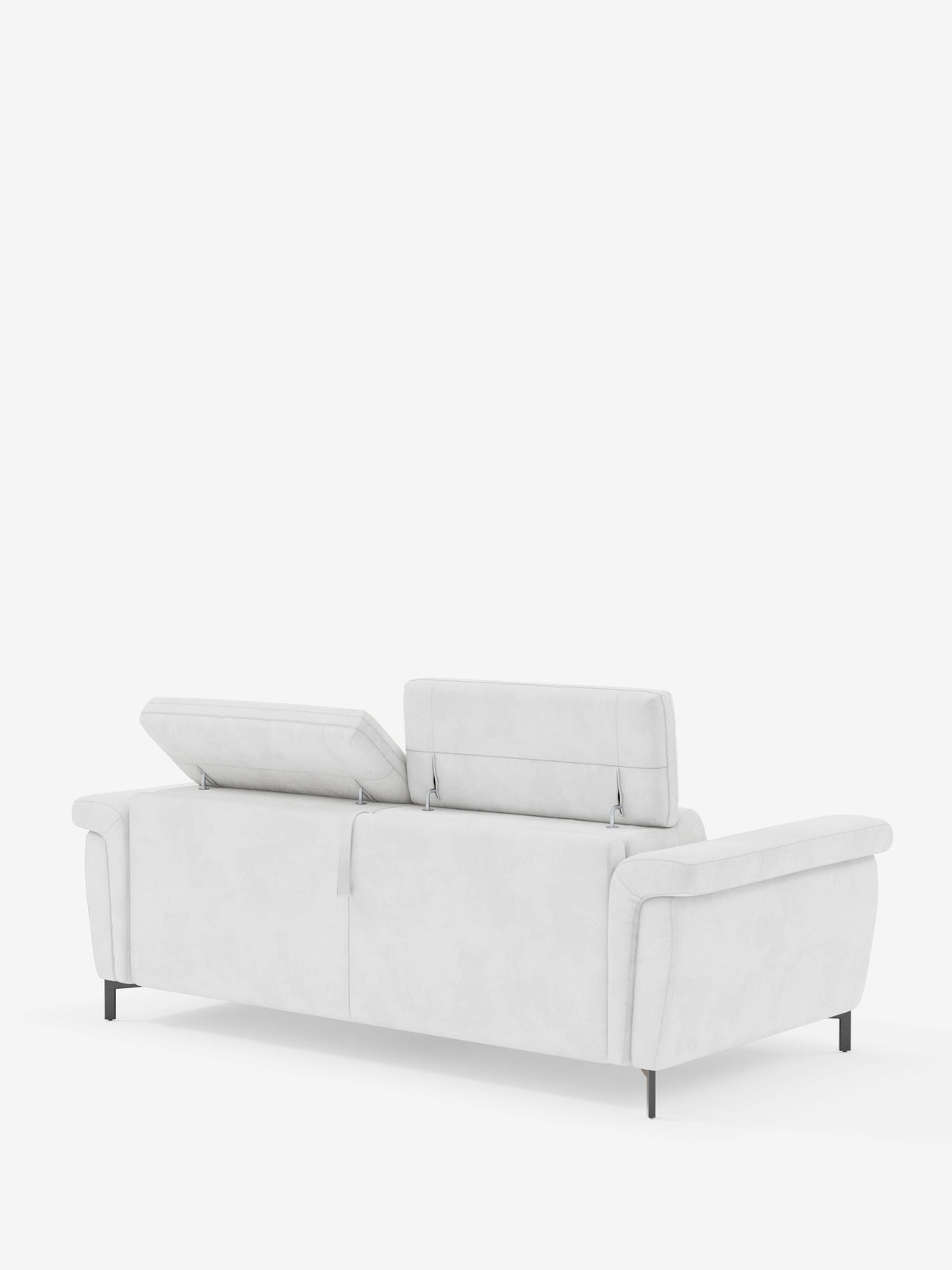 Il divano letto di design Capri di Divani.Store è raffigurato di retro su uno sfondo bianco, rivestito in raffinato tessuto effetto velluto smacchiabile T30. Il poggiatesta centrale reclinabile è parzialmente sollevato, mentre quello di sinistra è completamente sollevato. Caratterizzato da sottili piedini alti neri e ampi braccioli imbottiti, questo divano coniuga un design minimalista e pulito con una funzionalità versatile, perfetto per gli spazi abitativi contemporanei.