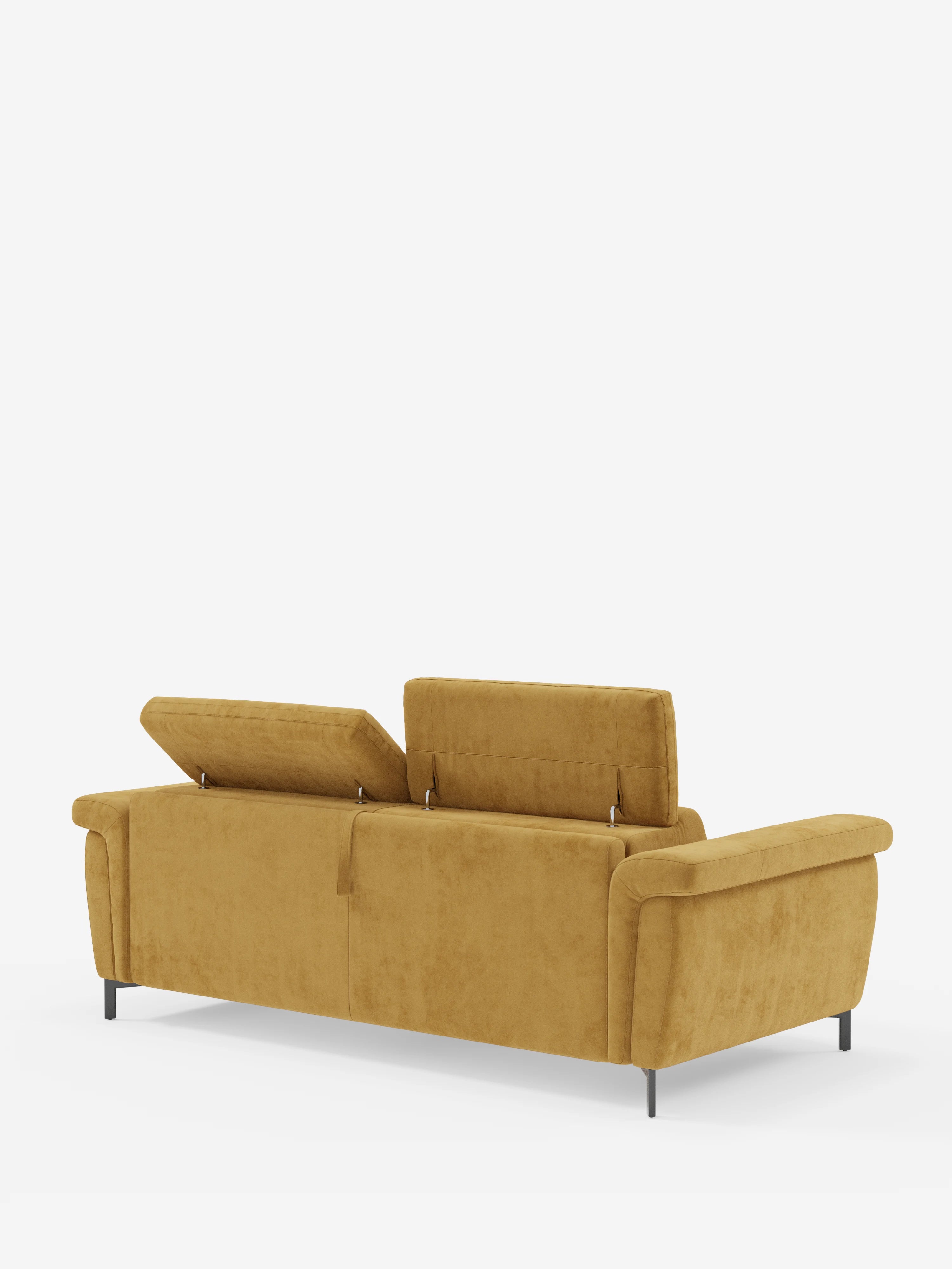 Il divano letto di design Capri con gambe alte di Divani.Store è raffigurato di retro in un intenso giallo senape, rivestito in raffinato tessuto effetto velluto smacchiabile T30. Questo divano a tre posti presenta eleganti gambe alte nere e due poggiatesta regolabili, uno dei quali parzialmente sollevato. Esempio di moderna maestria artigianale italiana, il design è caratterizzato da braccioli dalle linee morbidamente arrotondate e da dettagli discreti e minimalisti. Lo sfondo è bianco a tinta unita.