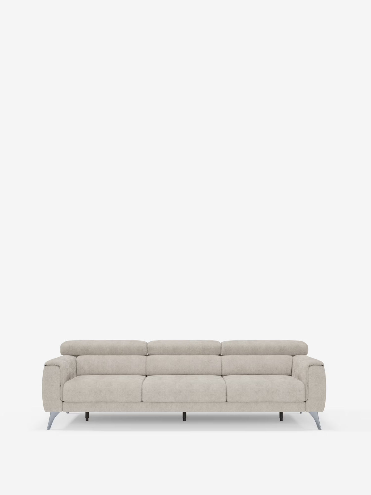 Un divano contemporaneo Caravaggio a 4 posti con tre sedute scorrevoli di Divani.Store, rivestito in tessuto T31 beige chiaro smacchiabile, dotato di tre cuscini di seduta, braccioli bassi, gambe in metallo e poggiatesta reclinabili. Su uno sfondo bianco a tinta unita, questo divano moderno si distingue per le linee pulite e il design minimalista, con uno schienale leggermente reclinabile.