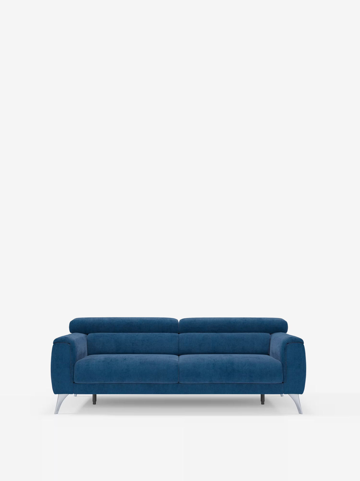 Il divano Caravaggio a 2 e 3 posti con sedute allungabili e poggiatesta reclinabili, rivestito in elegante tessuto smacchiabile T31 di Divani.Il modello Store, rivestito in tessuto lavabile blu scuro con braccioli imbottiti e cuscini dello schienale bassi, poggia su sottili gambe in metallo argentato su uno sfondo bianco a tinta unita: l’ideale per aggiungere un tocco di stile contemporaneo al vostro soggiorno.