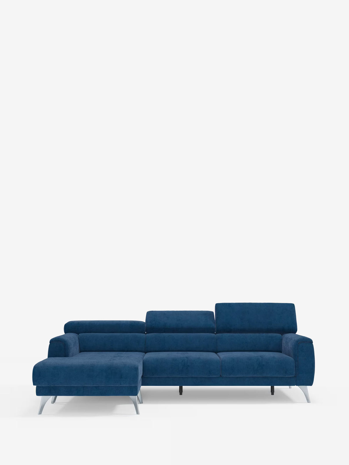 Il divano angolare Caravaggio con penisola e sedute scorrevoli in tessuto smacchiabile T31 di Divani.Store è un divano componibile moderno rivestito in blu intenso, caratterizzato da una chaise longue orientata a sinistra. Questo divano presenta tre cuscini dello schienale, braccioli sottili e gambe in metallo, in un design minimalista. Su uno sfondo bianco a tinta unita, le linee slanciate e il fascino contemporaneo del Caravaggio risaltano magnificamente.