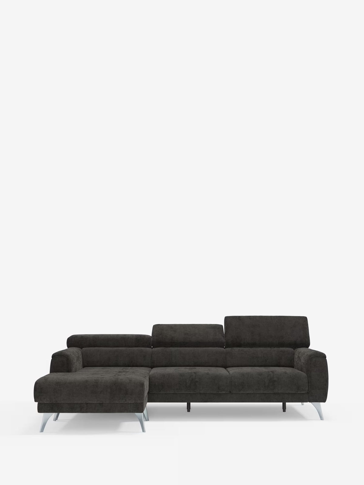 Un divano angolare Caravaggio grigio scuro con penisola e sedute scorrevoli in tessuto smacchiabile T31 di Divani.Store, caratterizzato da un design a forma di L con gambe in metallo, una chaise longue sul lato sinistro e poggiatesta regolabili, presentato su uno sfondo bianco a tinta unita.
