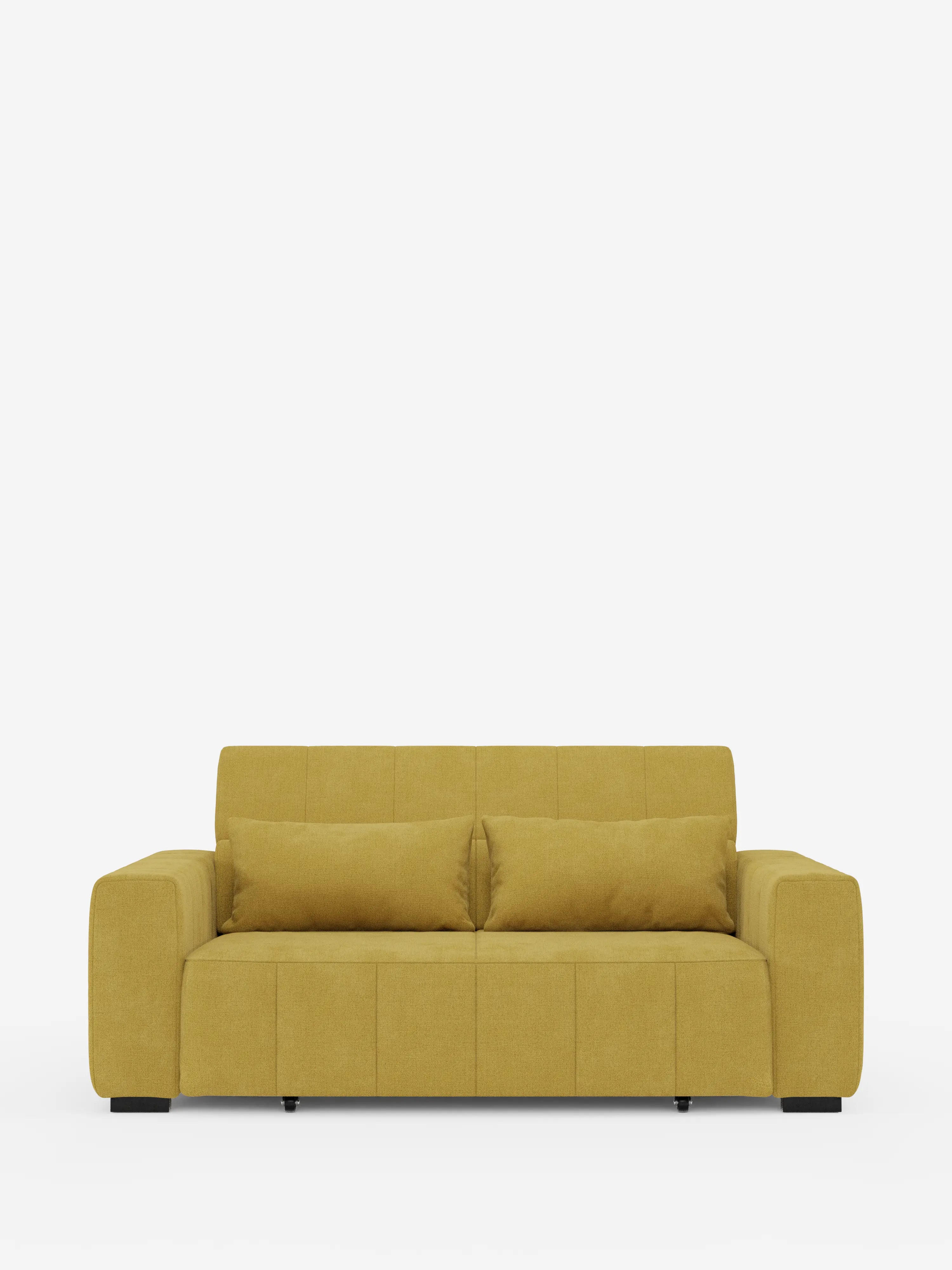 Un divano a 3 posti in stile dorico, minimalista e contemporaneo, di Divani.Store, rivestito in tessuto T23 antimacchia con finitura giallo senape, si staglia su uno sfondo bianco a tinta unita. Caratterizzato da ampi braccioli, linee pulite, cuscini trapuntati e gambe corte nere, questo divano moderno è completato da due cuscini rettangolari coordinati appoggiati sulla seduta. Il design include anche sedute estensibili elettricamente e un poggiatesta reclinabile per un maggiore comfort.