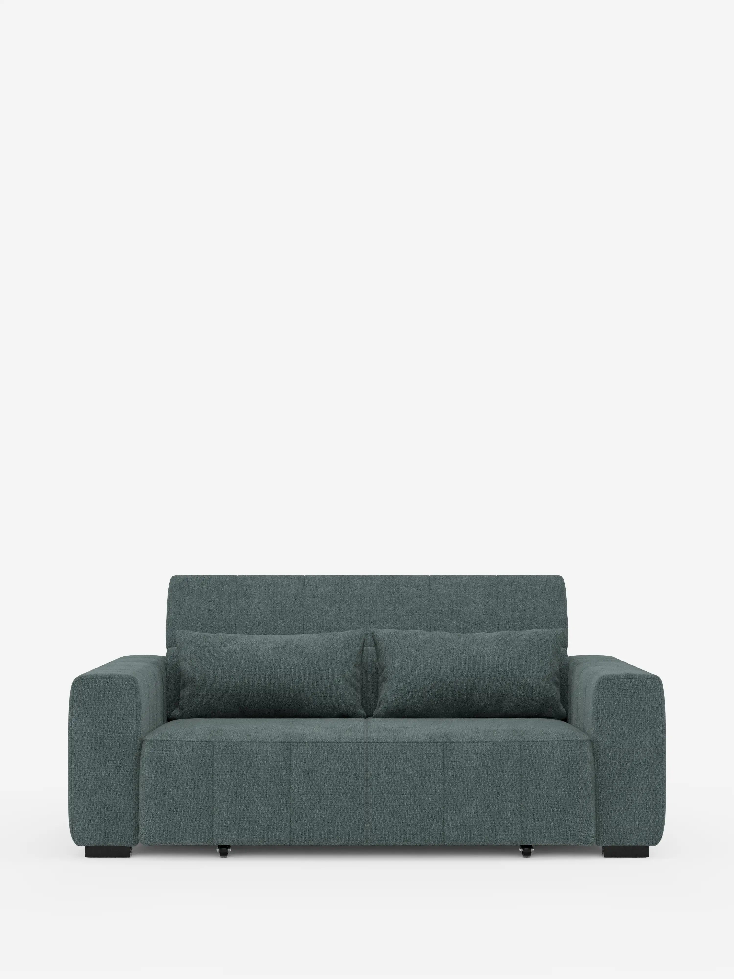 Un divano a 3 posti in stile dorico contemporaneo di Divani.Store, rivestito in tessuto T23 color verde acqua scuro facile da pulire, caratterizzato da ampi braccioli, due cuscini rettangolari per lo schienale e linee pulite. Il design propone un'estetica minimalista con gambe corte nere ed è impreziosito da sedute estensibili elettricamente e da un poggiatesta reclinabile. È raffigurato su uno sfondo bianco a tinta unita.