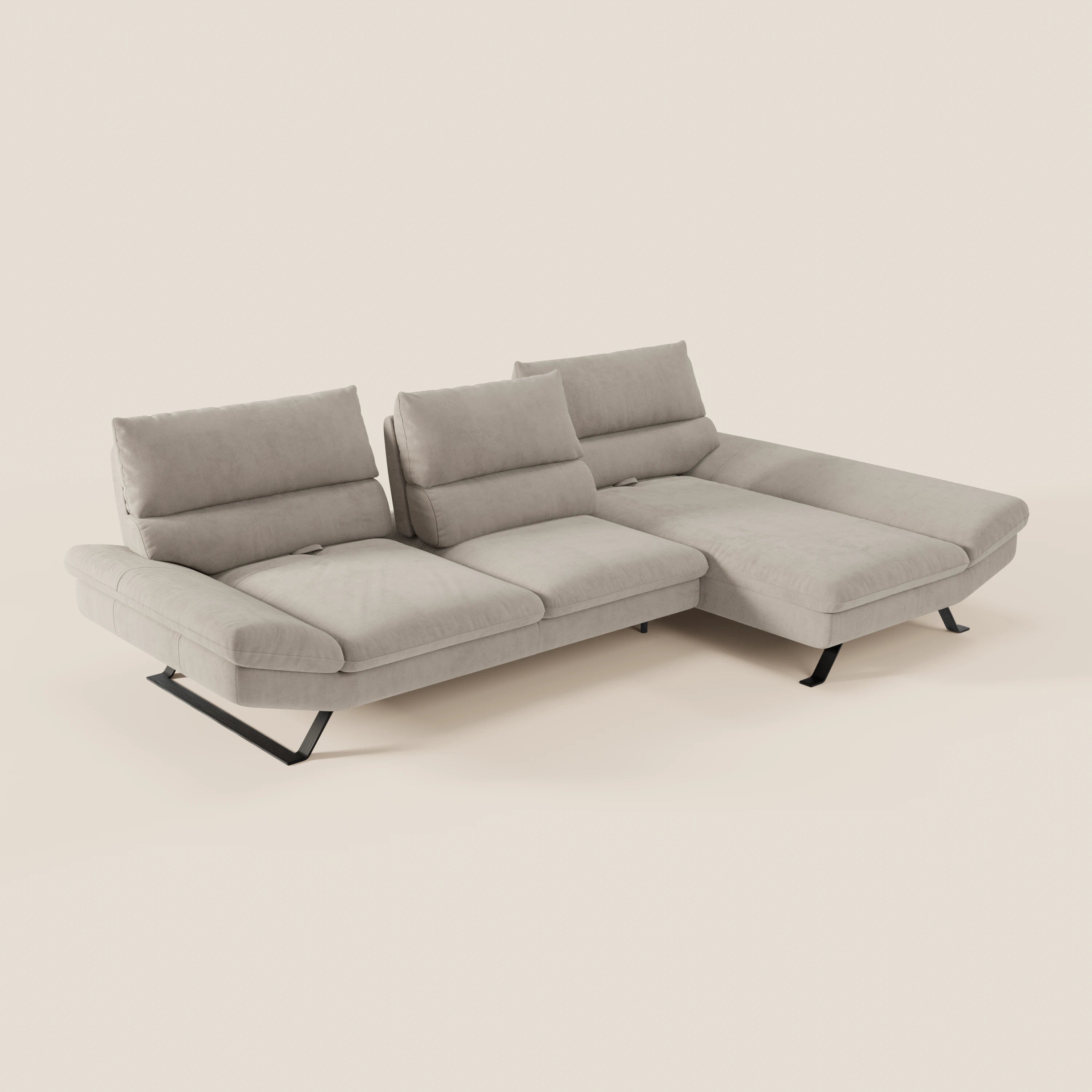 Il Divano Eclipse angolare con penisola e schienali traslanti in microfibra tecnica smacchiabile T11 di Divani.Store è caratterizzato da tre sedute, una chaise longue sul lato destro, un rivestimento grigio chiaro e gambe angolari in metallo nero, su uno sfondo chiaro.