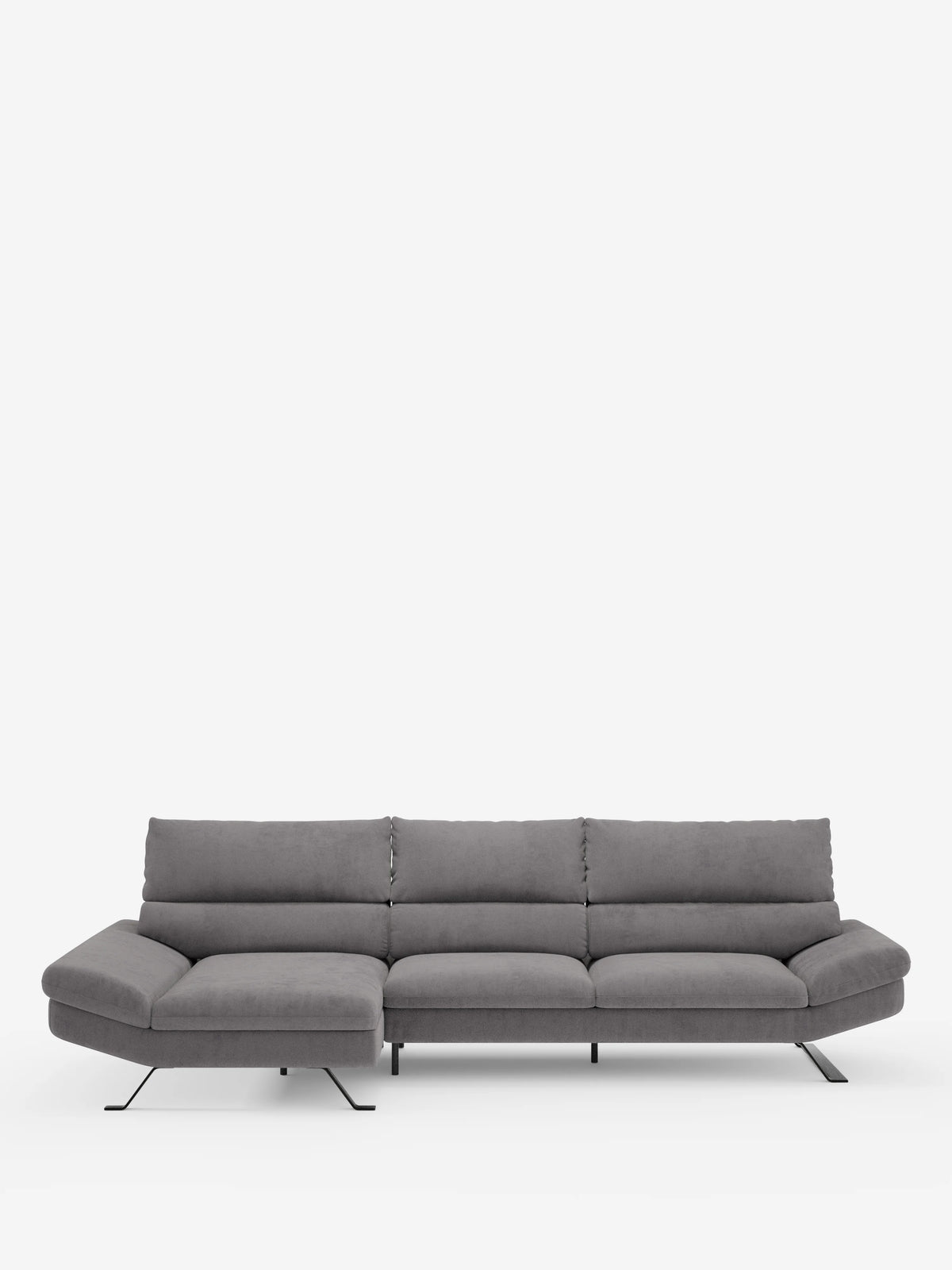 Un divano angolare contemporaneo grigio “Eclipse Divano angolare con penisola e schienali traslanti in microfibra tecnica smacchiabile T11” di Divani.Store, dotato di tre cuscini di seduta, schienali bassi regolabili e ampi braccioli. Il divano componibile comprende una chaise longue sul lato sinistro e poggia su gambe sottili e angolate in metallo nero. In primo piano su uno sfondo bianco a tinta unita.