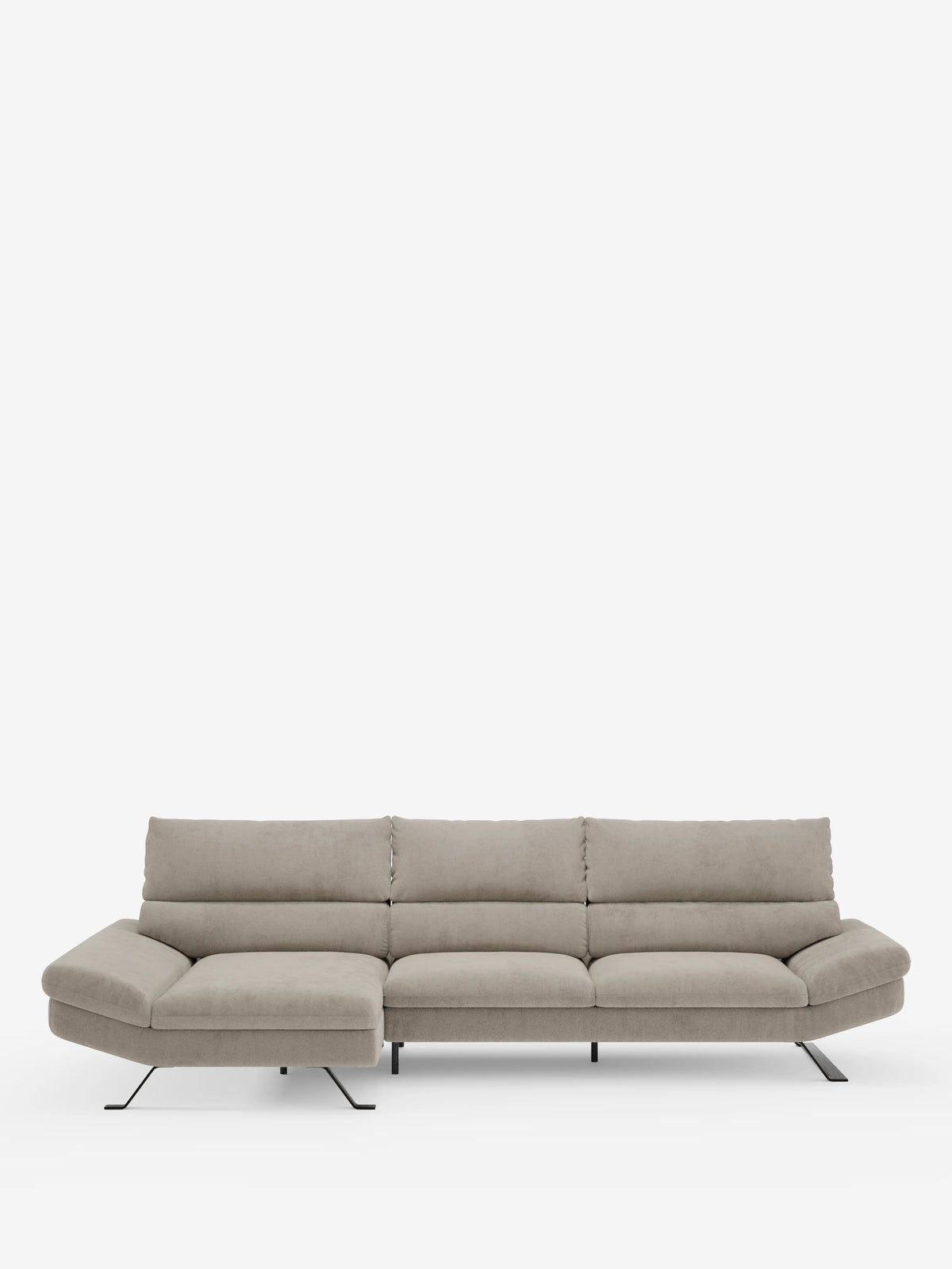 Un divano angolare contemporaneo Eclipse con penisola e schienali traslanti in microfibra tecnica smacchiabile T11 di Divani.Store, presentato in grigio chiaro con cuscini bassi e ampi, braccioli angolati e sottili gambe in metallo nero su uno sfondo bianco a tinta unita. La penisola sul lato sinistro si estende verso l’esterno come una chaise longue e include versatili schienali traslanti per un comfort personalizzabile.