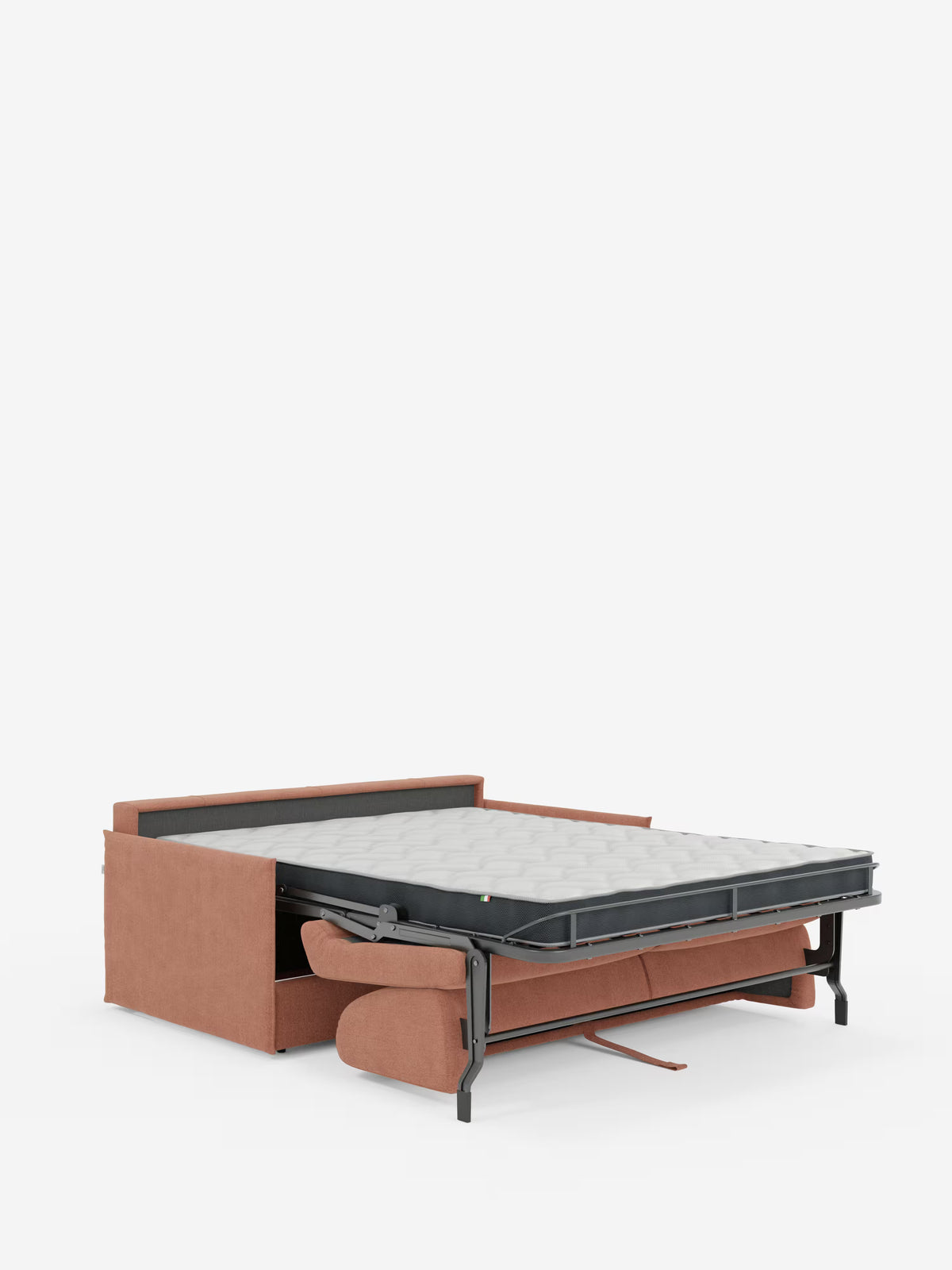 Il divano letto matrimoniale sfoderabile Evans di Divani.Store, caratterizzato da un design compatto e dal tessuto T23 antimacchia, con un pratico vano porta-cuscini, è presentato nella tonalità ruggine nella posizione aperta, con il materasso spazioso esteso. I cuscini del divano sono visibili sotto la struttura del letto, mentre le gambe in metallo e la struttura portante risaltano su uno sfondo bianco a tinta unita.