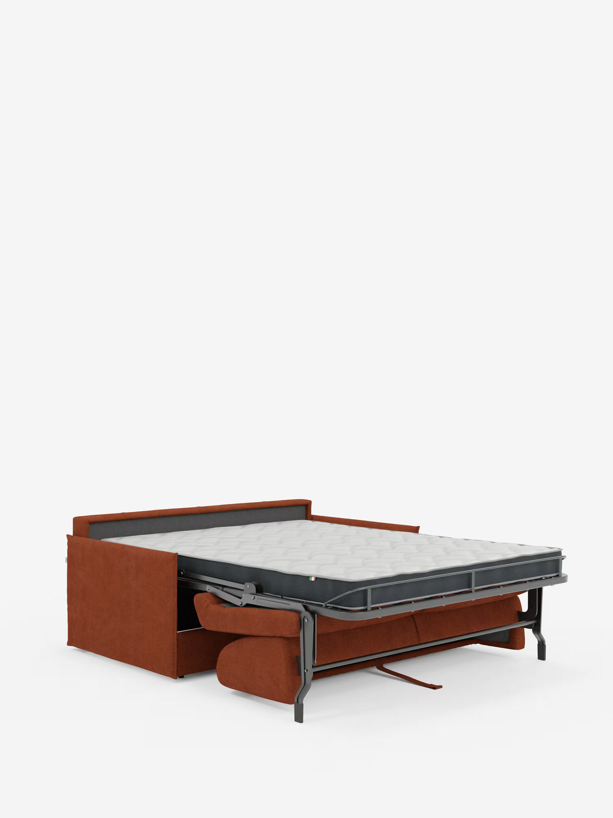 Un divano letto matrimoniale sfoderabile Evans color ruggine di Divani.Store è raffigurato con la struttura metallica estraibile aperta, che lascia intravedere un materasso grande grigio chiaro. I braccioli e lo schienale del divano sono rivestiti in tessuto smacchiabile T23, mentre il meccanismo del letto e il pratico vano porta cuscini sono chiaramente visibili sotto il materasso. Lo sfondo è bianco a tinta unita.
