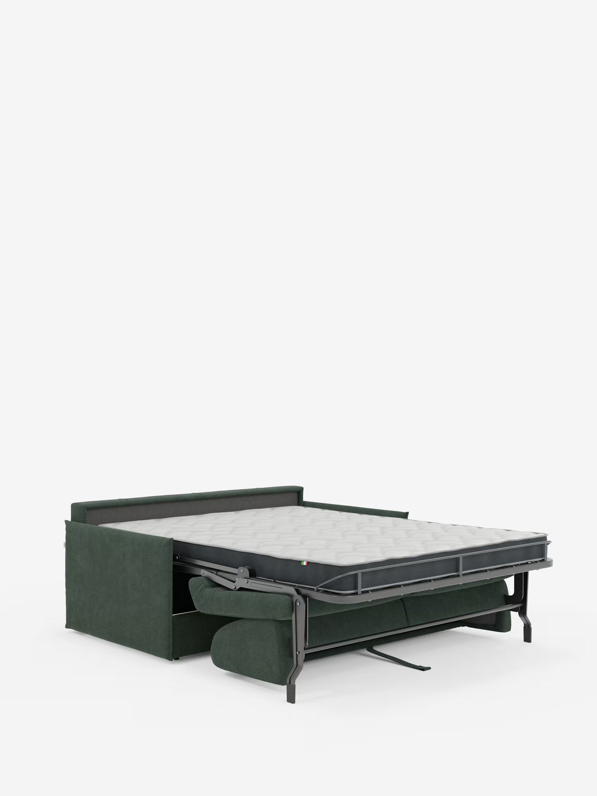 Un divano letto matrimoniale sfoderabile Evans di Divani.Store, realizzato in tessuto T23 verde antimacchia e caratterizzato da un design compatto con vano porta-cuscini. Il materasso spazioso si estrae, rivelando gambe pieghevoli in metallo nero, mentre lo schienale rimane in posizione verticale. I cuscini del divano sono visibili sotto la struttura del letto estesa, su uno sfondo bianco a tinta unita.