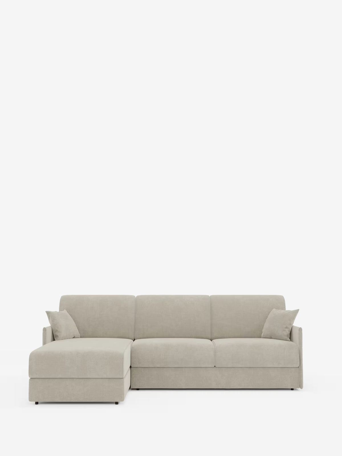 Il divano letto angolare con penisola contenitore Evans di Divani.Store è un divano componibile moderno, color beige chiaro, caratterizzato da una chaise longue sul lato sinistro e da un design compatto, realizzato in tessuto T23 resistente alle macchie. Perfetto per ottimizzare lo spazio e la funzionalità, questo pratico complemento d’arredo funge anche da divano letto angolare e presenta linee pulite, braccioli bassi e squadrati, due cuscini decorativi abbinati e gambe corte e discrete. È esposto su uno