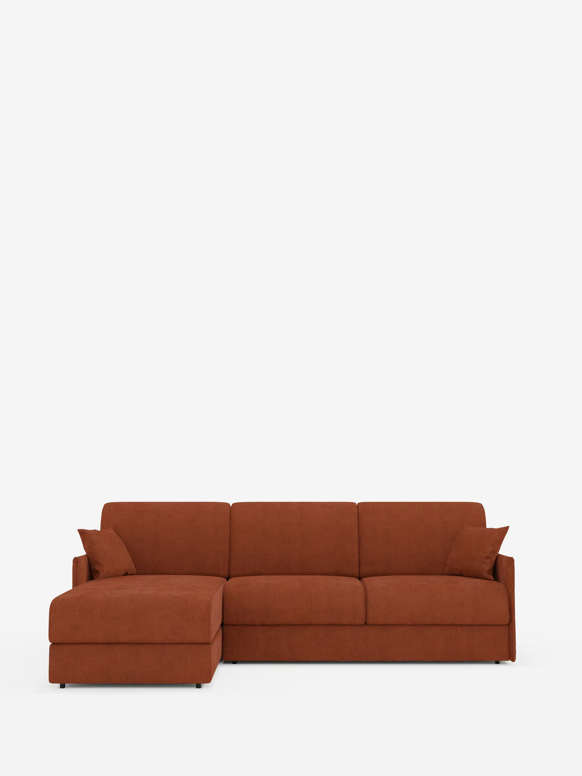 Il divano letto angolare con penisola contenitore Evans di Divani.Store è un divano componibile moderno dal design compatto, rivestito in tessuto T23 color ruggine e resistente alle macchie. Questa chaise longue con orientamento a sinistra presenta una pratica penisola contenitore, tre cuscini di seduta, tre cuscini di schienale, braccioli bassi e due cuscini decorativi abbinati, il tutto su uno sfondo bianco a tinta unita.