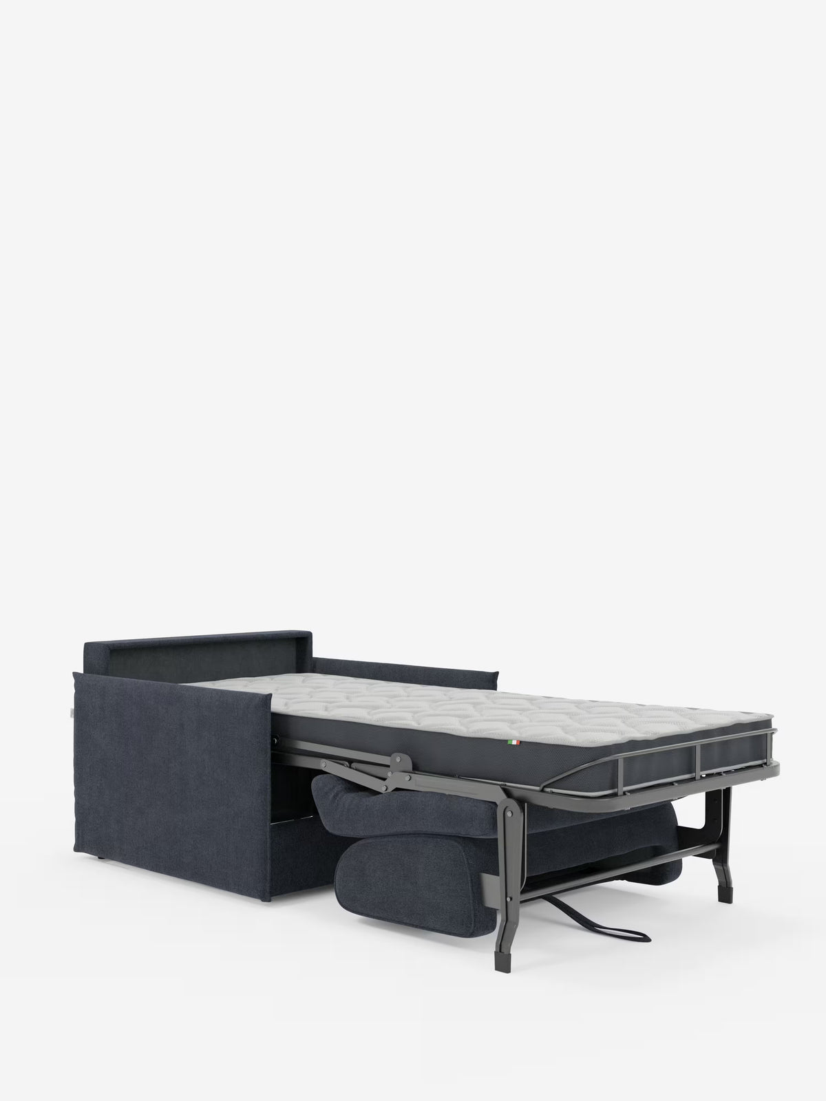 La poltrona letto compatta Evans con materasso di Divani.Store è una poltrona imbottita di colore grigio scuro che si trasforma facilmente in un letto singolo, caratterizzata da una robusta struttura in metallo e da un materasso grigio chiaro. Questo modello salvaspazio, con il suo rivestimento in tessuto T23 sfoderabile e antimacchia, offre un pratico letto aggiuntivo in ambienti minimalisti su uno sfondo bianco.