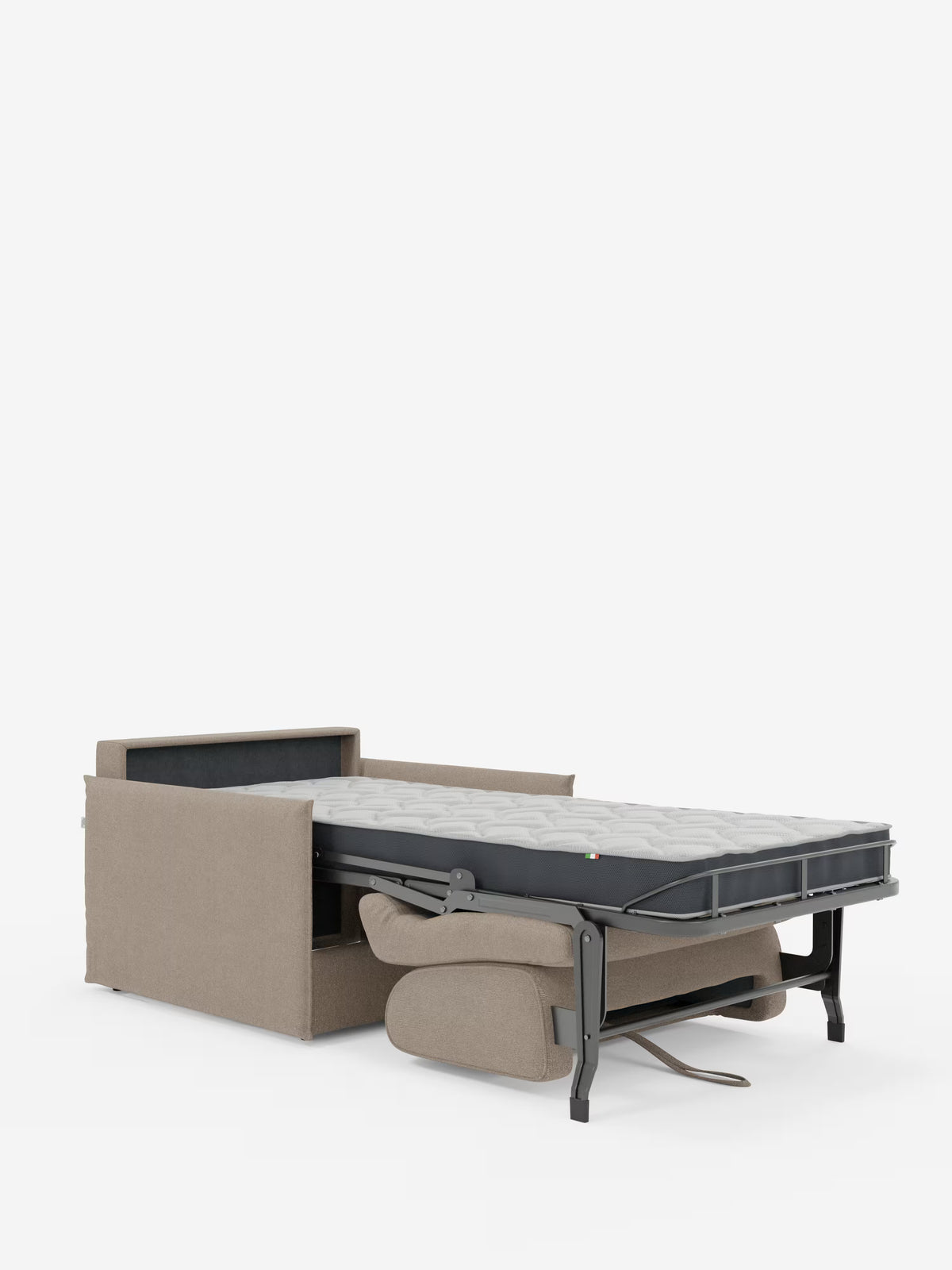 La poltrona letto compatta Evans con materasso di Divani.Store è una poltrona imbottita beige salvaspazio che si trasforma in un letto singolo. Il materasso e la struttura in metallo si estendono verso l'esterno per ospitare un materasso di 70 x 197 cm, mentre la seduta e il cuscino si ripiegano al di sotto. La poltrona è raffigurata su uno sfondo bianco a tinta unita.