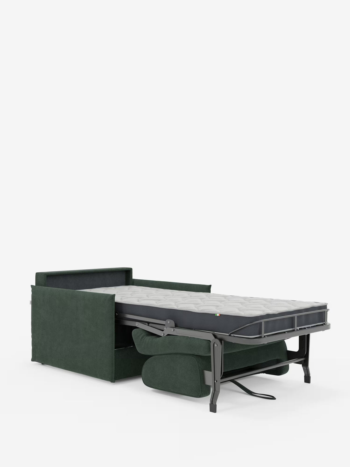 La poltrona letto compatta Evans con materasso di Divani.Store, rivestita in verde scuro e realizzata con tessuto T23 sfoderabile e antimacchia, è raffigurata in posizione aperta con il materasso e la struttura metallica pieghevole del letto estesi. I cuscini sono posizionati sotto la struttura, rendendola perfetta come poltrona letto singola o come letto aggiuntivo. Lo sfondo è bianco a tinta unita.