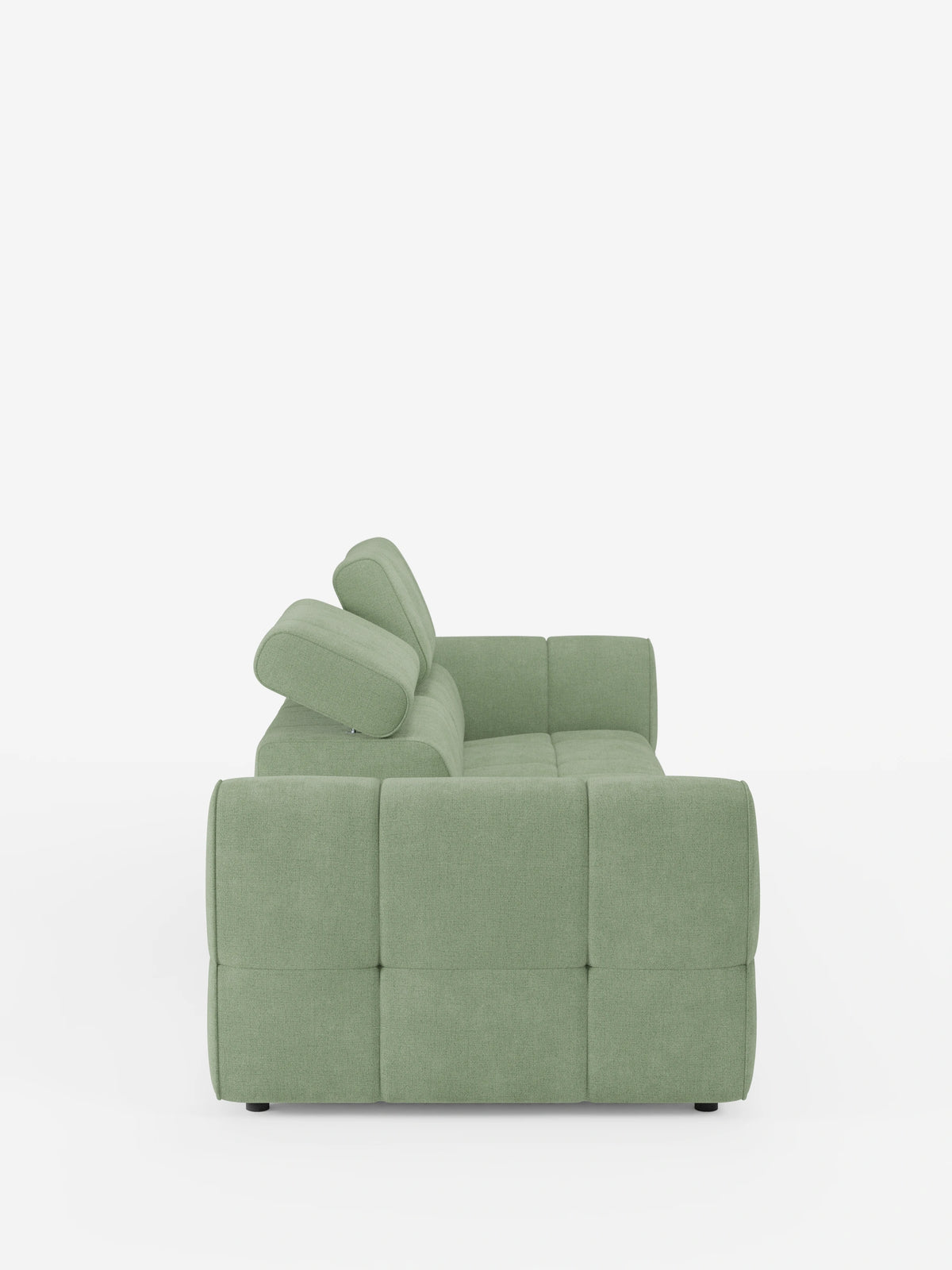 Vista laterale di un divano componibile Giotto color verde salvia con terminale aperto – opzione relax elettrico in tessuto smacchiabile T23, caratterizzato da braccioli bassi trapuntati e poggiatesta regolabili su uno sfondo bianco a tinta unita.