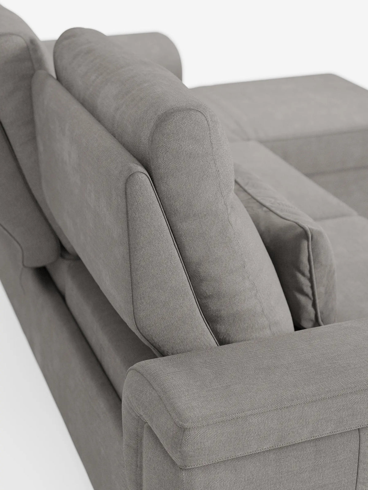 Vista posteriore e laterale di un divano letto angolare Ischia con schienali scorrevoli, elemento estraibile e penisola contenitore in tessuto smacchiabile misto lino, caratterizzato da un tessuto intrecciato grigio chiaro e cuscini dello schienale regolabili su sfondo bianco.