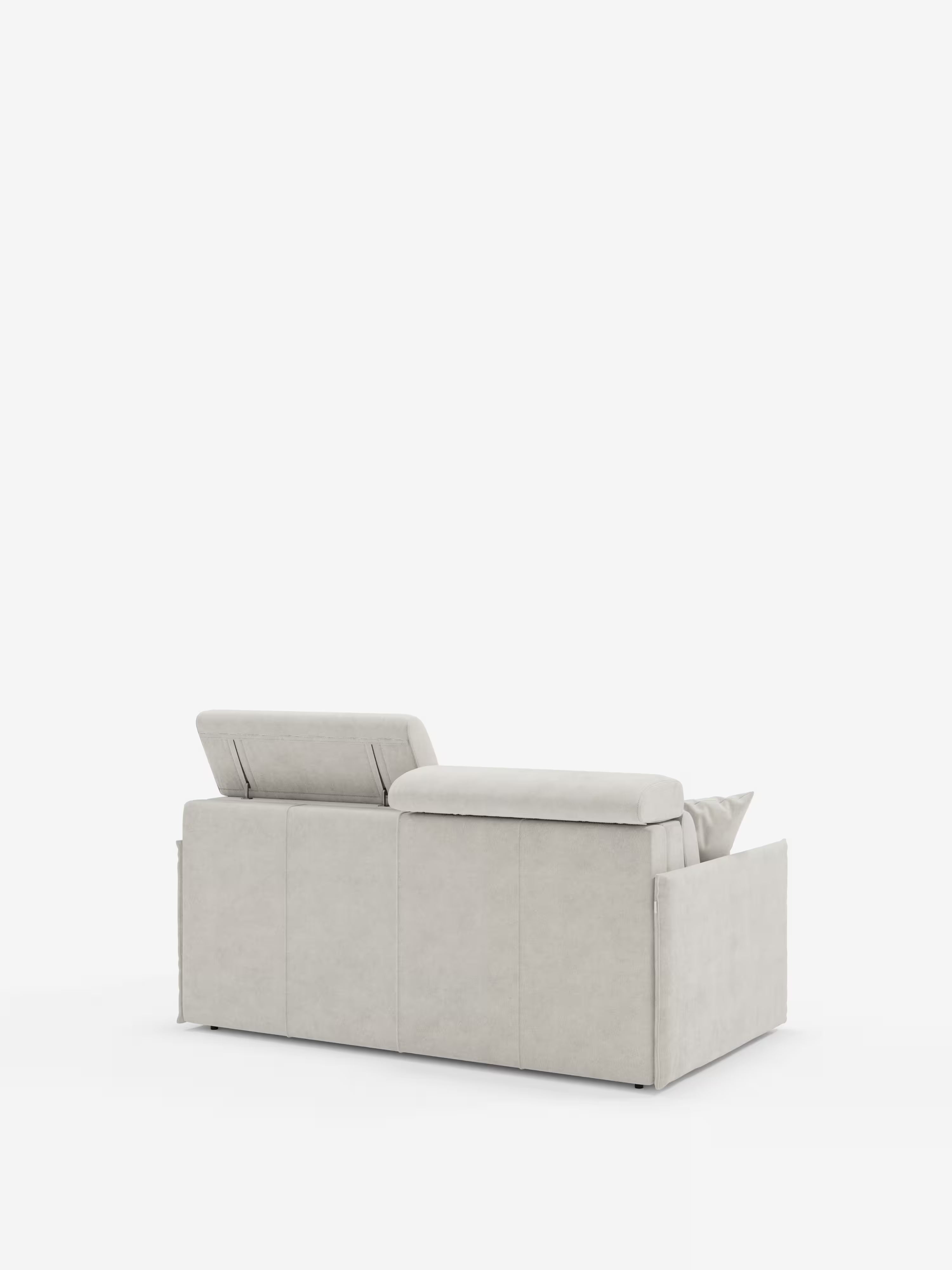 Il divano letto Miryam di Divani.Store, in grigio chiaro, con poggiatesta reclinabili e comfort maxi, è raffigurato di retro, mettendo in risalto il suo design pulito, minimalista e contemporaneo. Su questo divano letto compatto, realizzato in tessuto T31 liscio e resistente alle macchie, uno dei poggiatesta reclinabili è sollevato mentre l’altro rimane disteso. Il design è caratterizzato da linee rette e da un unico cuscino sul lato destro, che risalta sullo sfondo bianco.