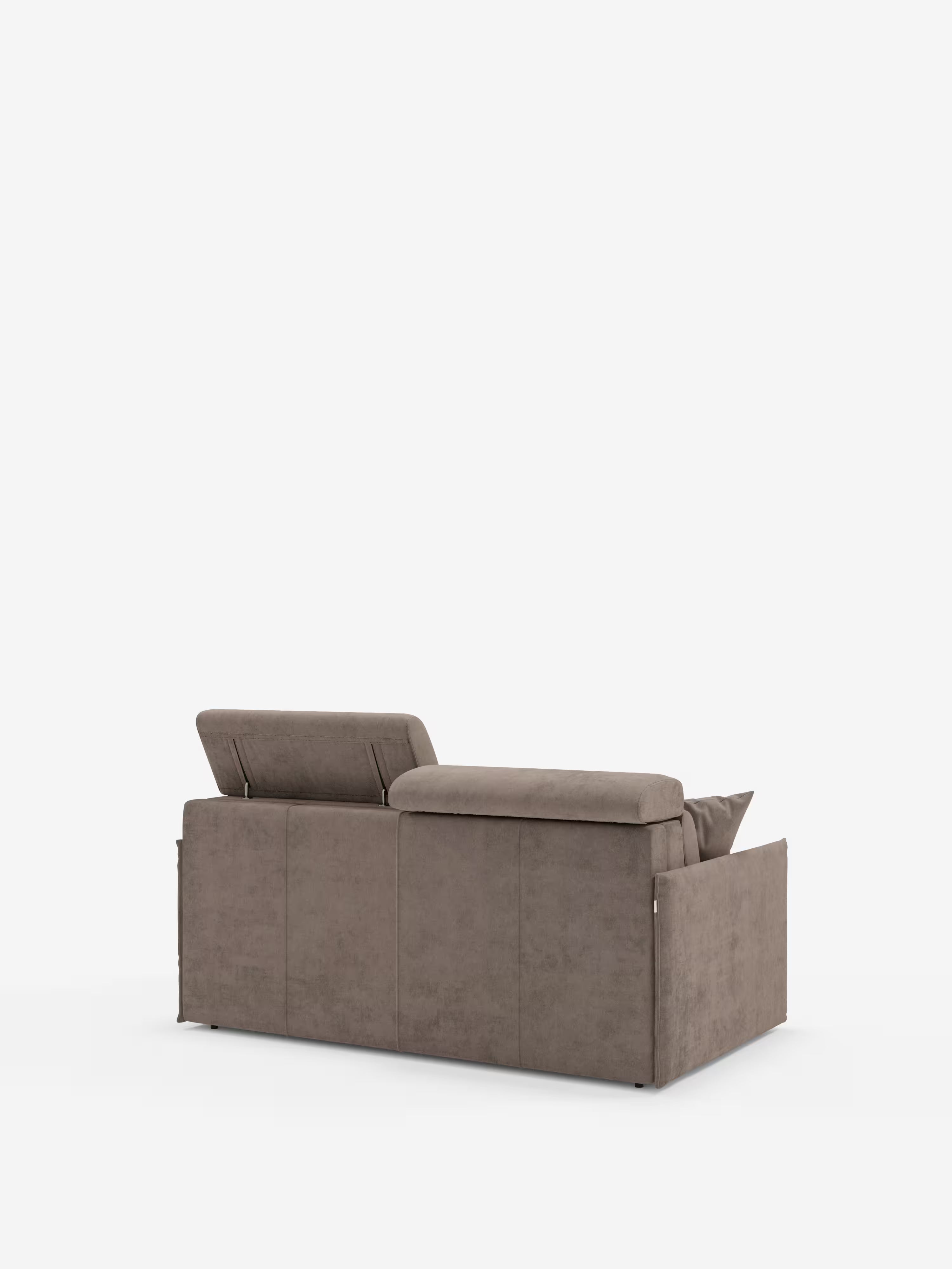 Il divano letto Miryam con poggiatesta reclinabili e comfort maxi di Divani.Store è ripreso da un'angolazione posteriore, con un poggiatesta regolabile sollevato e l'altro abbassato. Questo divano compatto, rivestito in morbido tessuto T31 resistente alle macchie, presenta linee pulite e una silhouette rettangolare che riflettono uno stile minimal contemporaneo. I cuscini sono visibili sulla seduta e sullo schienale, su uno sfondo bianco a tinta unita.