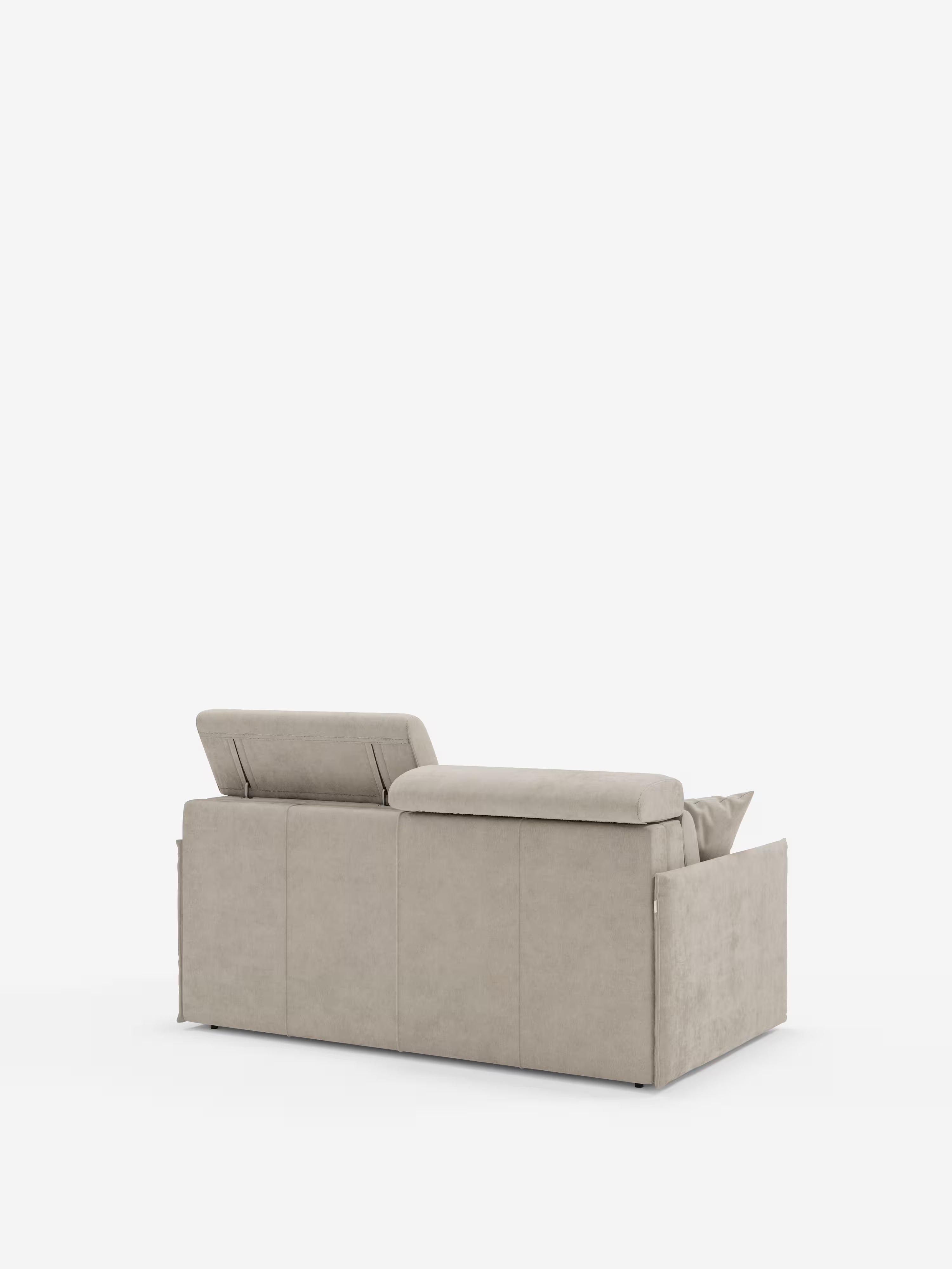 Il divano letto Miryam di Divani.Store, in beige chiaro, con poggiatesta reclinabili e comfort maxi, è raffigurato di retro, con un poggiatesta sollevato e l’altro abbassato. Questo divano presenta linee pulite e un rivestimento in tessuto T31 liscio e resistente alle macchie, completato da un unico cuscino sul lato destro: l’incarnazione dello stile minimalista contemporaneo autentico. Lo sfondo è bianco a tinta unita.