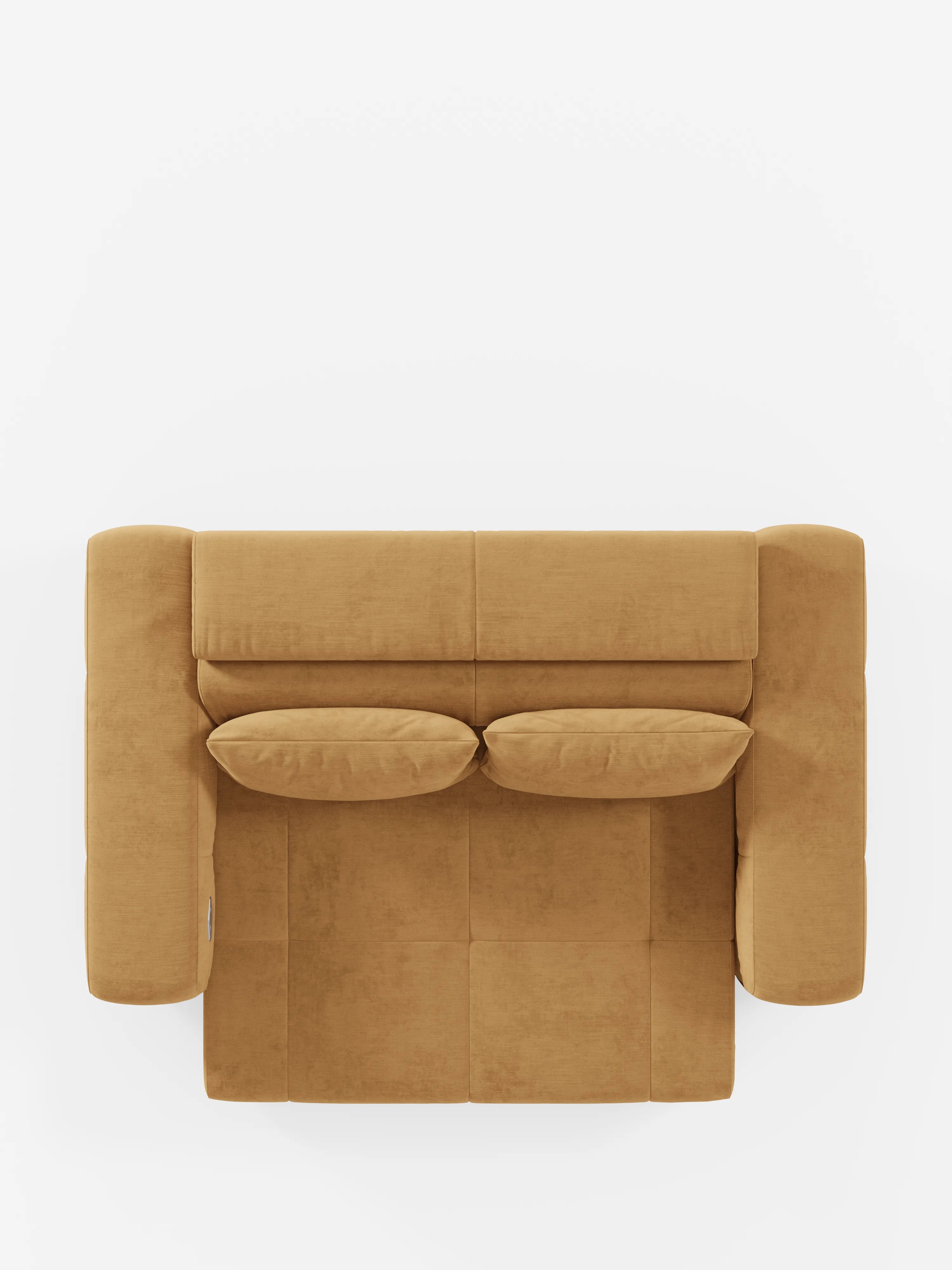 Vista dall'alto del divano Monarch Divano con Relax Elettrico di Divani.Store, un divano contemporaneo rettangolare color giallo senape con due cuscini coordinati disposti fianco a fianco, rivestito in morbido tessuto T31 resistente alle macchie. Il divano presenta ampi braccioli imbottiti e sedute a sezioni con sedili estensibili elettricamente e poggiatesta reclinabile, in primo piano su uno sfondo bianco a tinta unita.