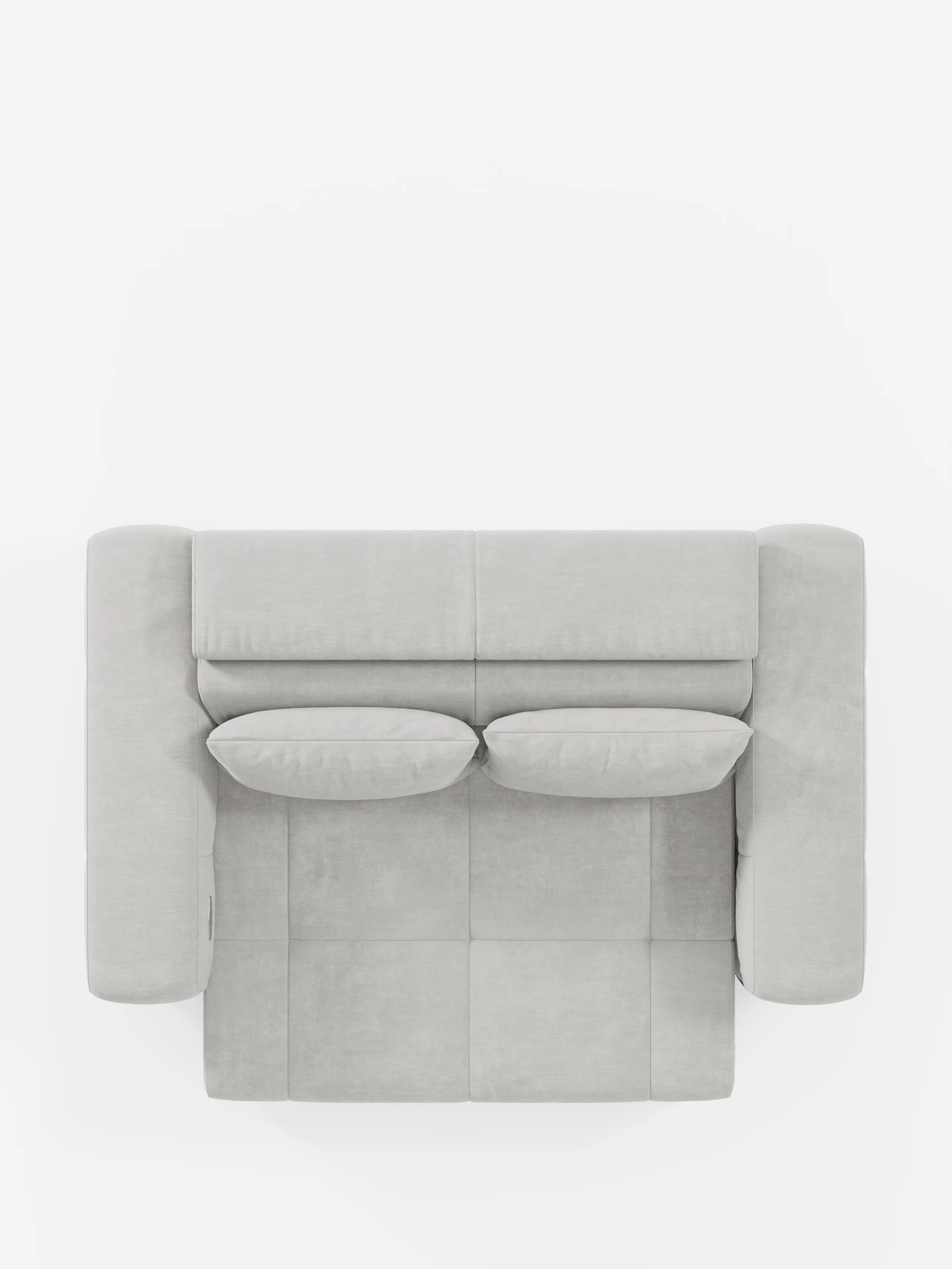 Vista dall’alto del divano Monarch con funzione relax elettrica per l’allungamento delle sedute e poggiatesta reclinabile di Divani.Store, rivestito in morbido tessuto T31 resistente alle macchie, color grigio chiaro. Questo divano moderno è dotato di due cuscini dello schienale, due cuscini di seduta e braccioli spessi e arrotondati su entrambi i lati. Il suo design squadrato e minimalista esalta l’estetica raffinata di un divano elegante su uno sfondo bianco a tinta unita.